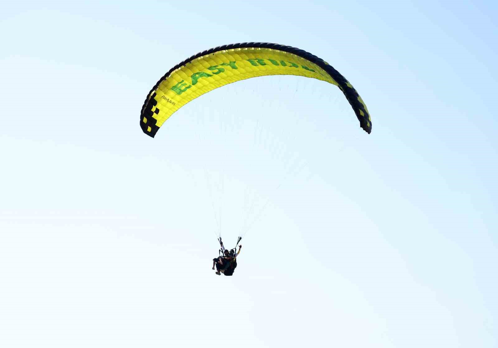 Serebral palsili Cabbar doğum gününde yamaç paraşütüyle uçtu