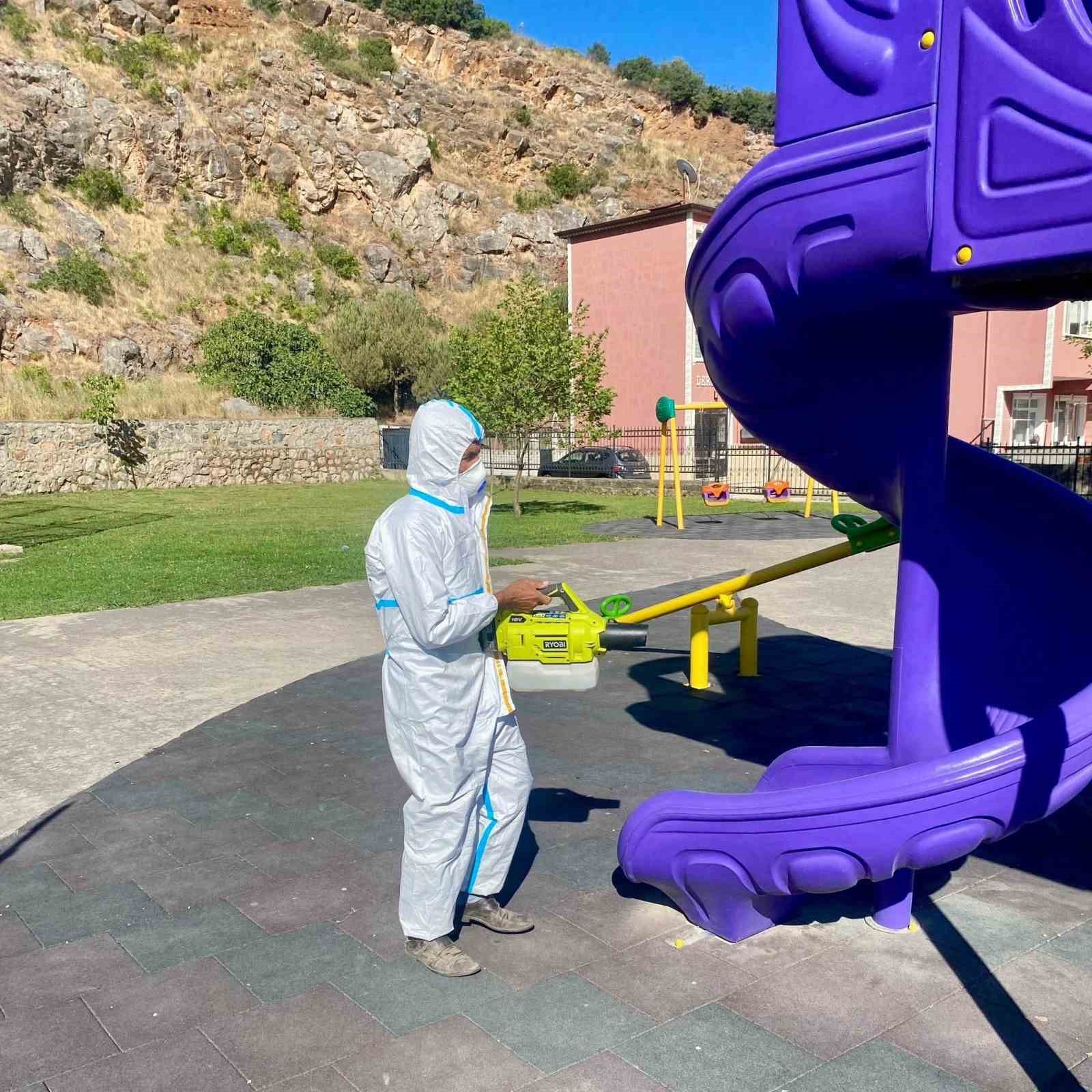 Körfez’de çocuk parklarında hijyen mesaisi