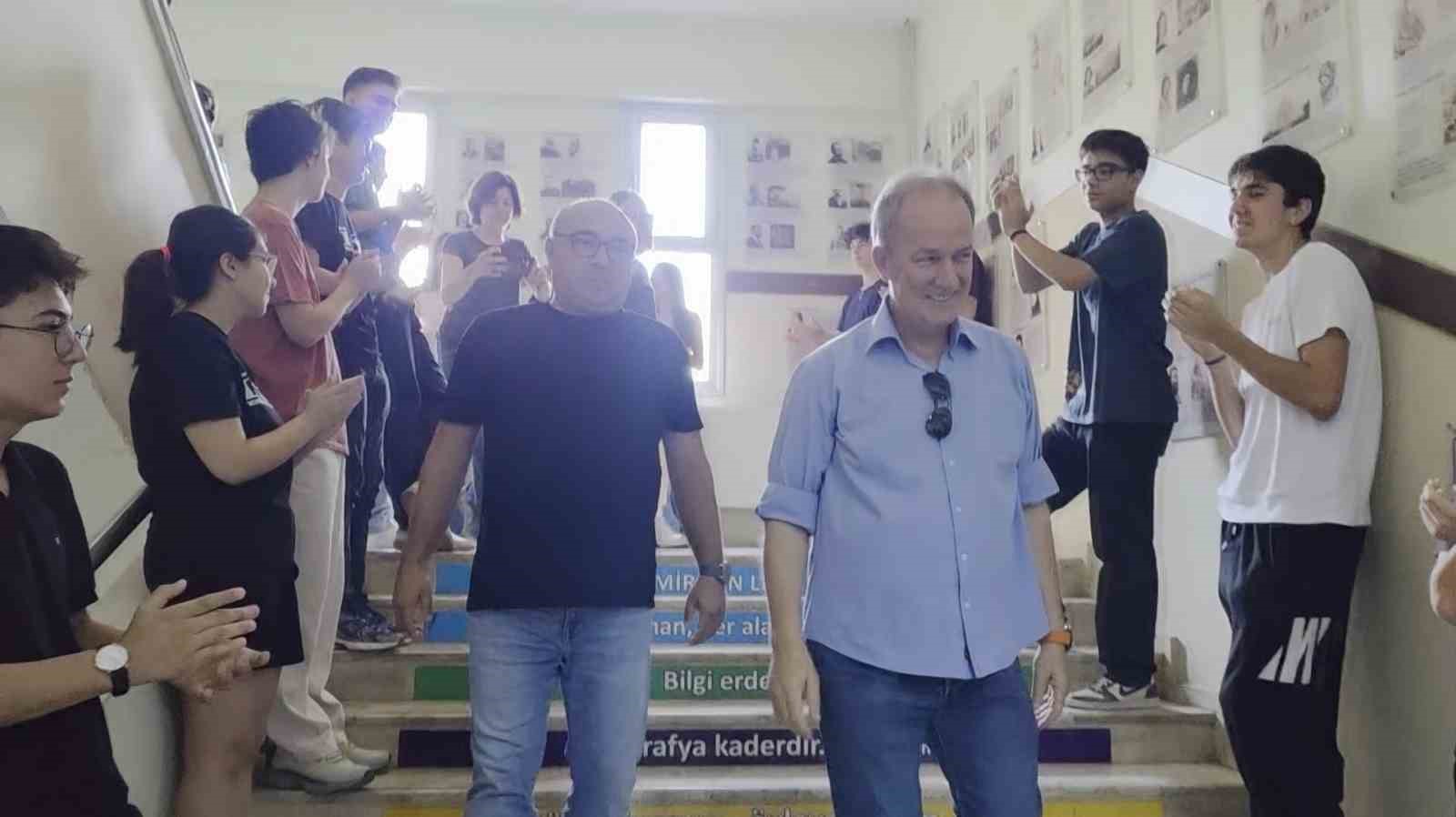 İzmir’de 34 yıllık öğretmene duygusal veda