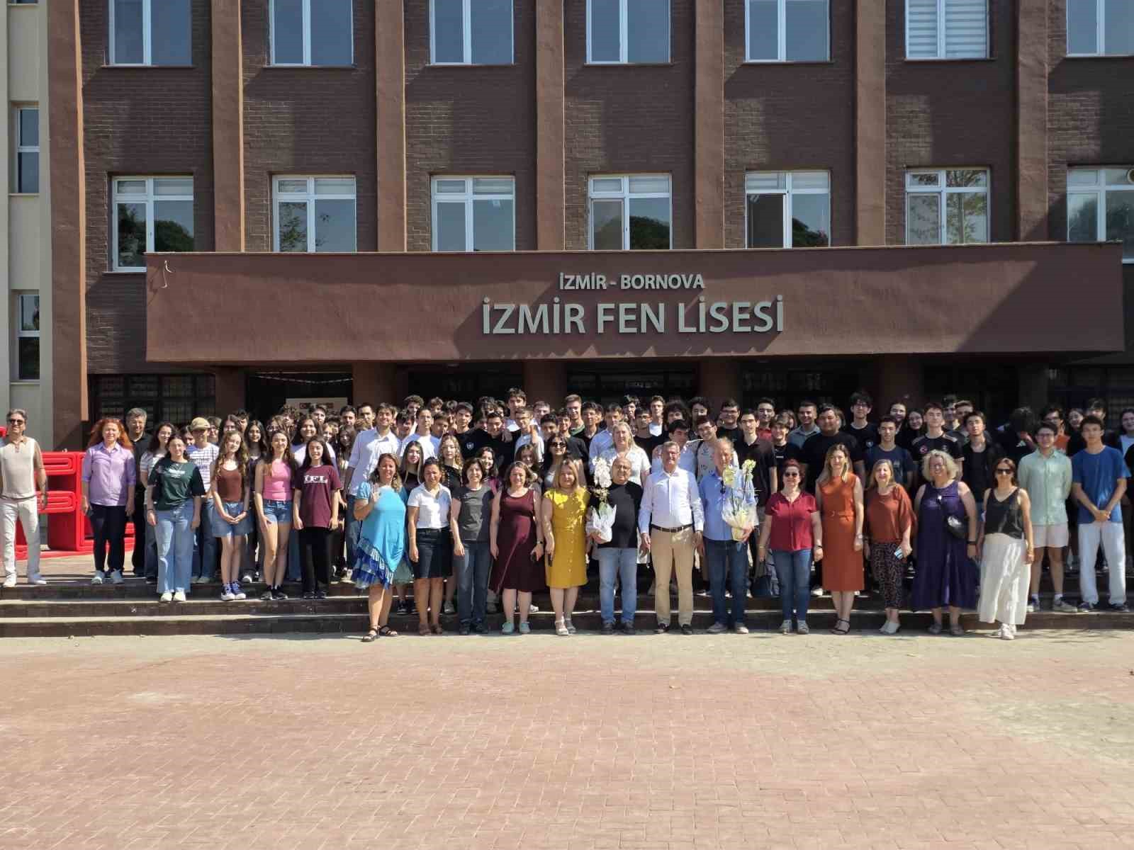 İzmir’de 34 yıllık öğretmene duygusal veda