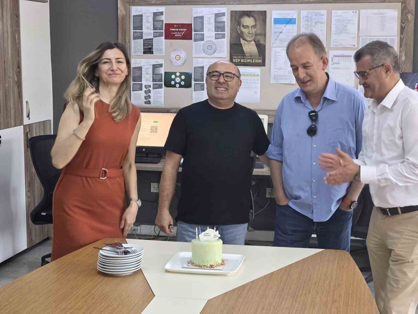 İzmir’de 34 yıllık öğretmene duygusal veda