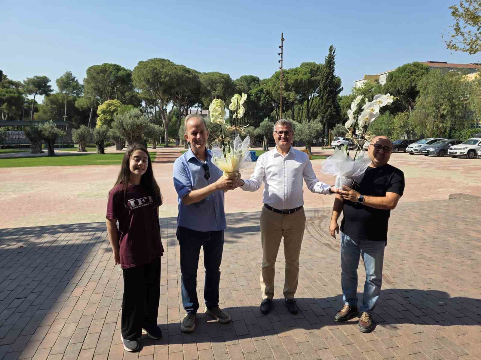 İzmir’de 34 yıllık öğretmene duygusal veda