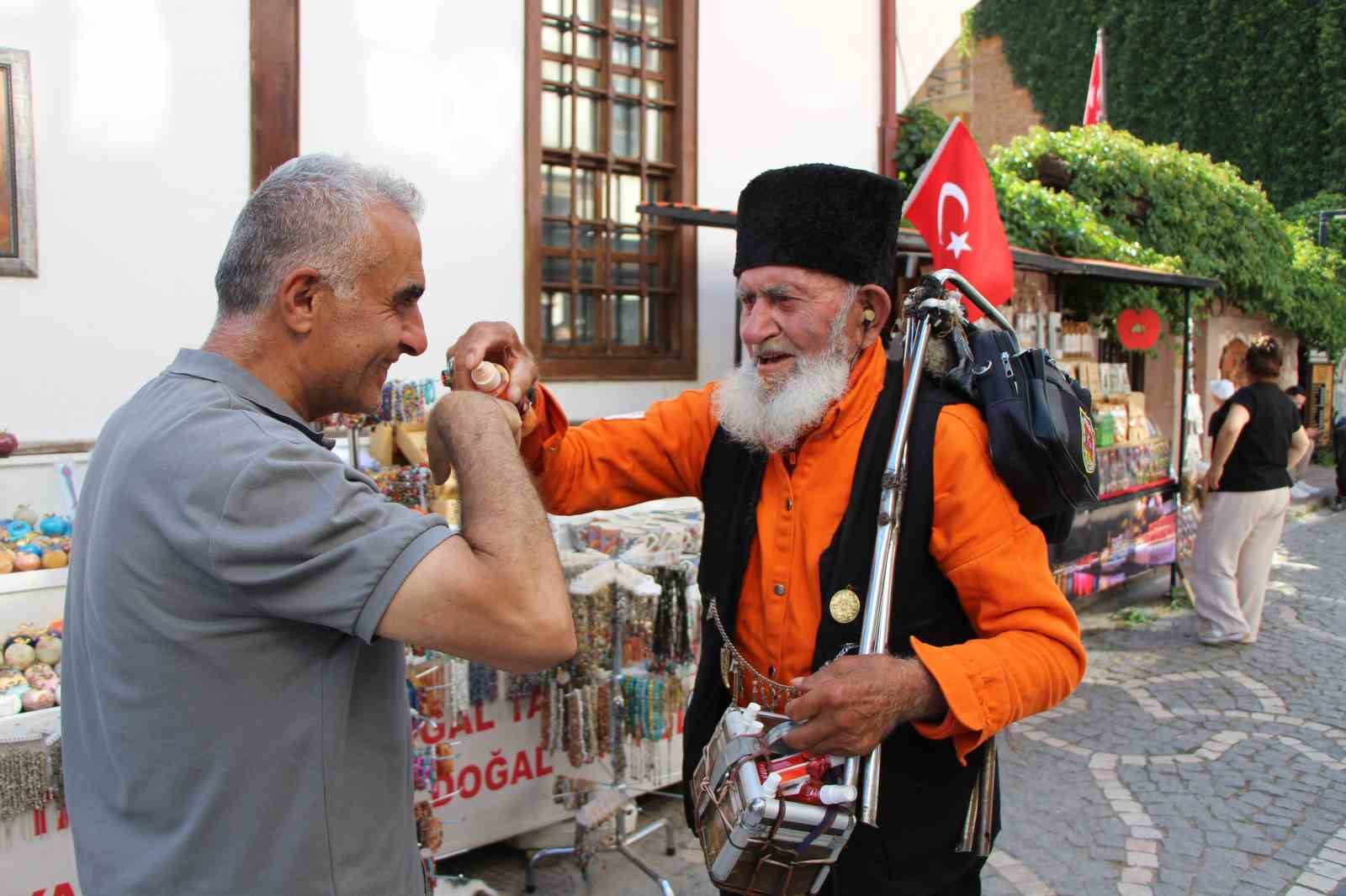 Kalpaklı asırlık çınar Amasya’nın son esansçısı