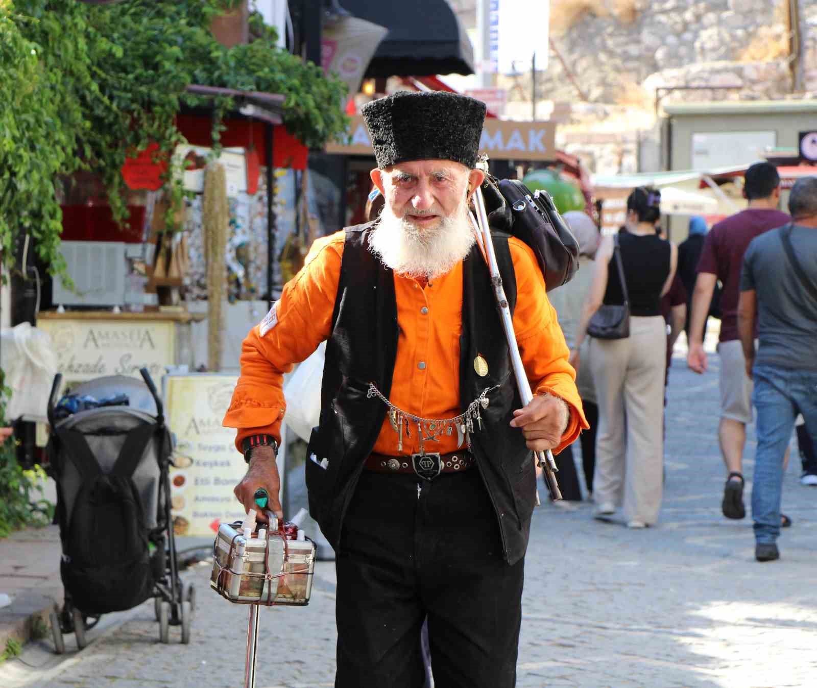 Kalpaklı asırlık çınar Amasya’nın son esansçısı