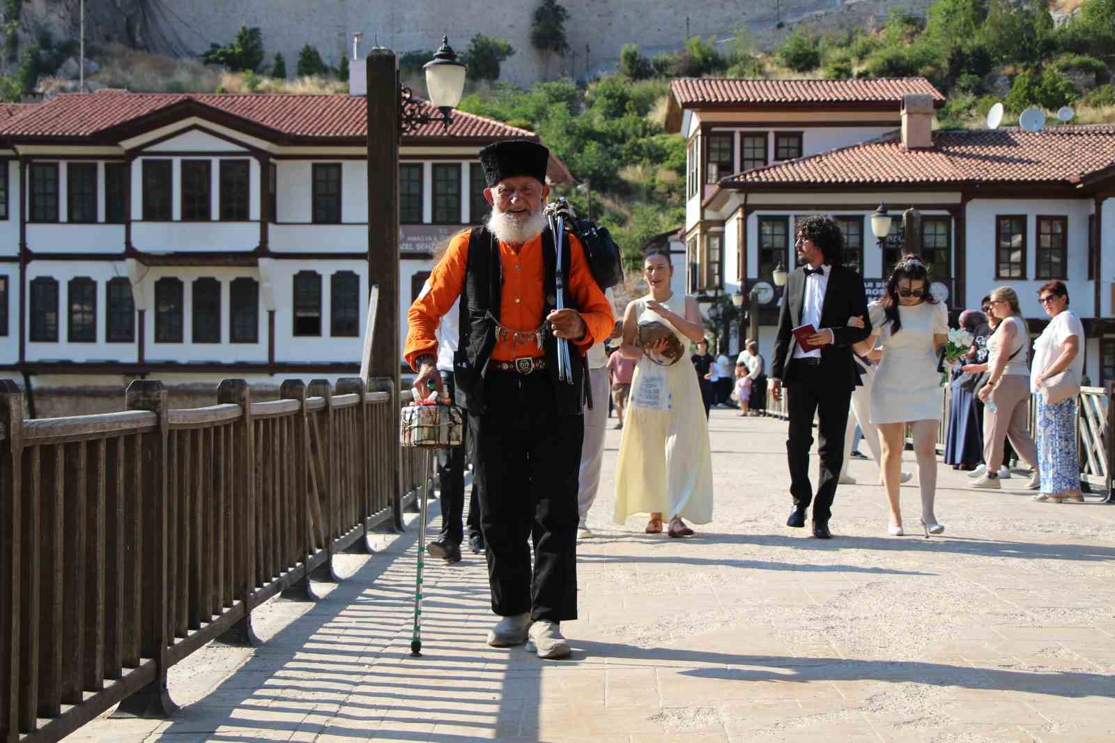 Kalpaklı asırlık çınar Amasya’nın son esansçısı