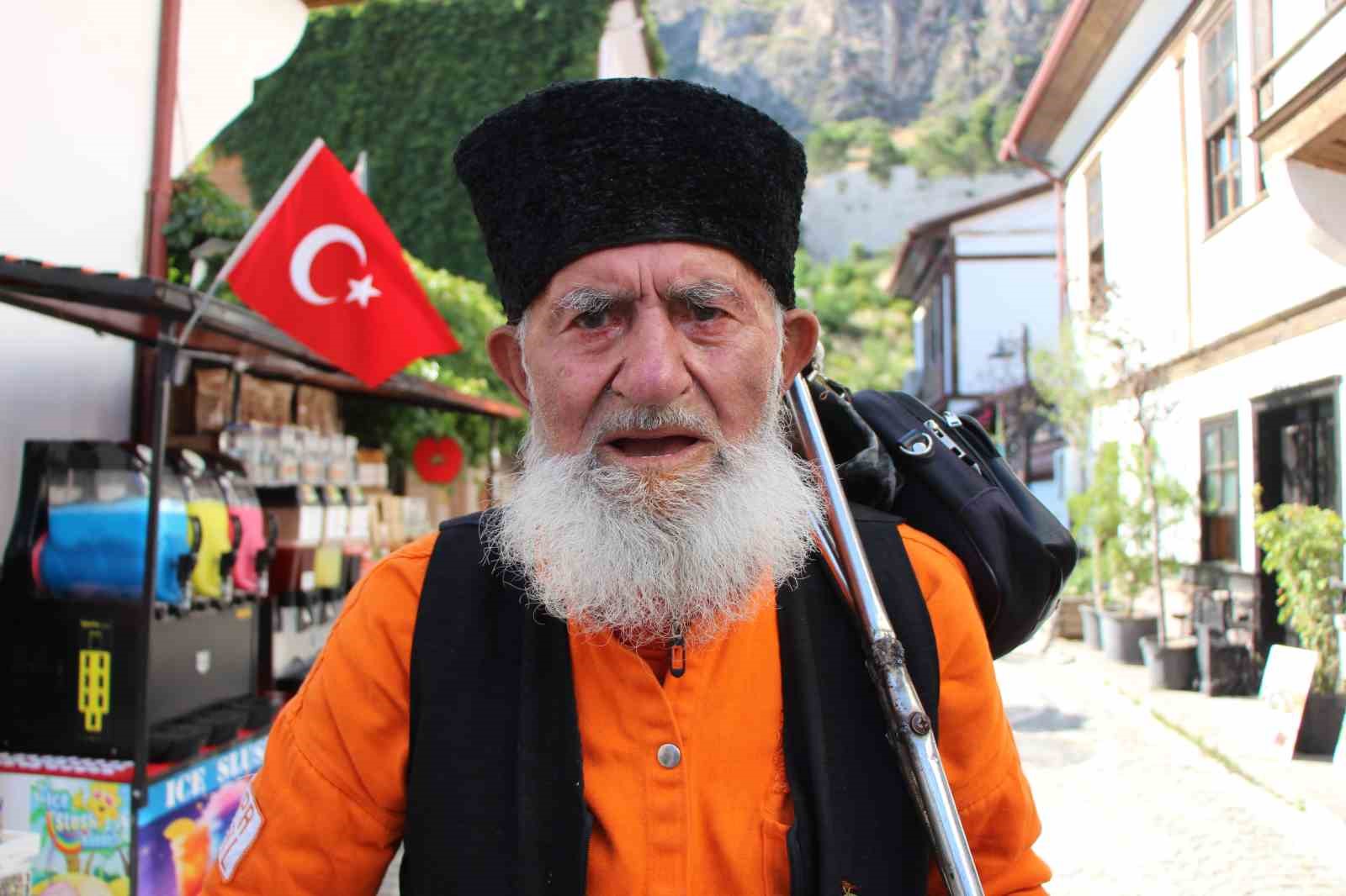 Kalpaklı asırlık çınar Amasya’nın son esansçısı