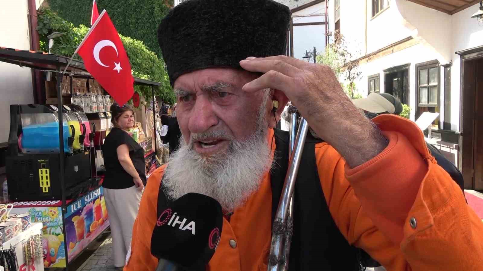 Kalpaklı asırlık çınar Amasya’nın son esansçısı