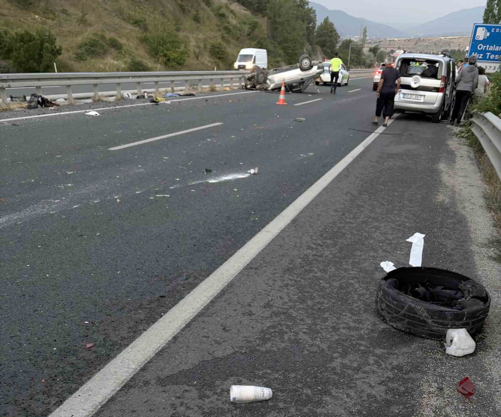 D100’de 3 araçlı trafik kazası: 1 ağır yaralı