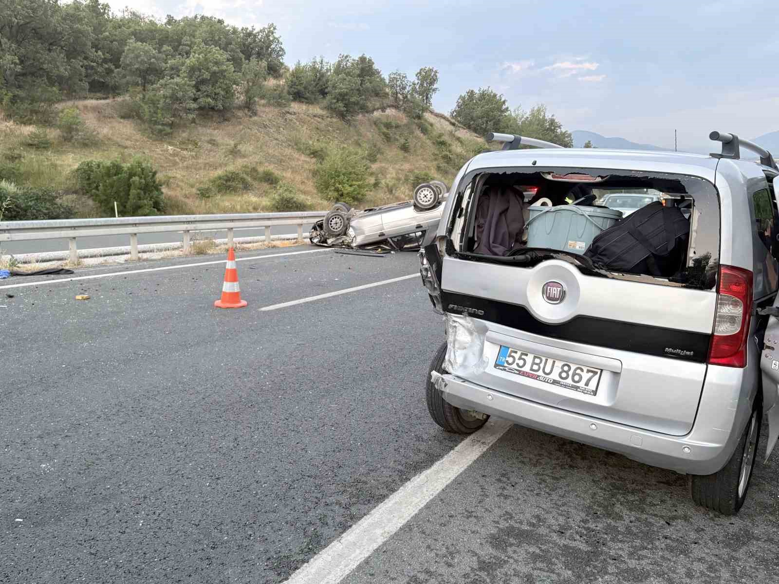 D100’de 3 araçlı trafik kazası: 1 ağır yaralı