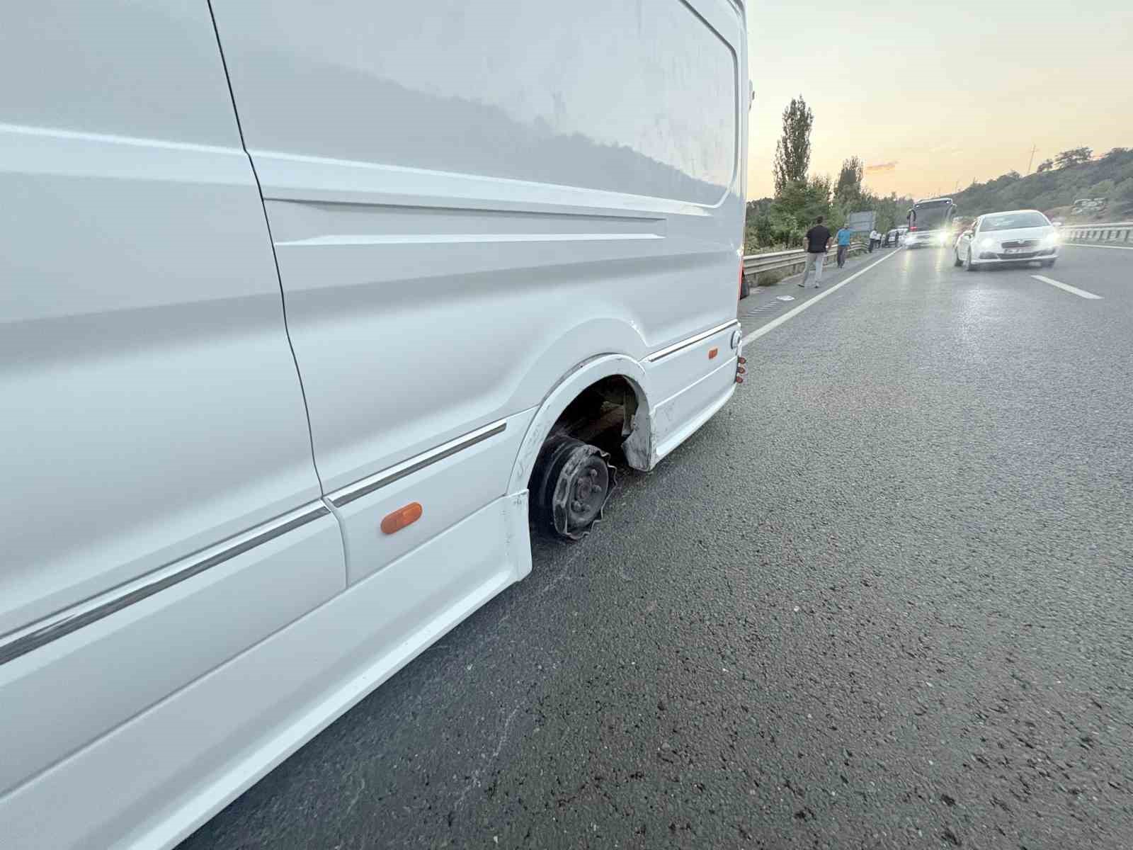 D100’de 3 araçlı trafik kazası: 1 ağır yaralı