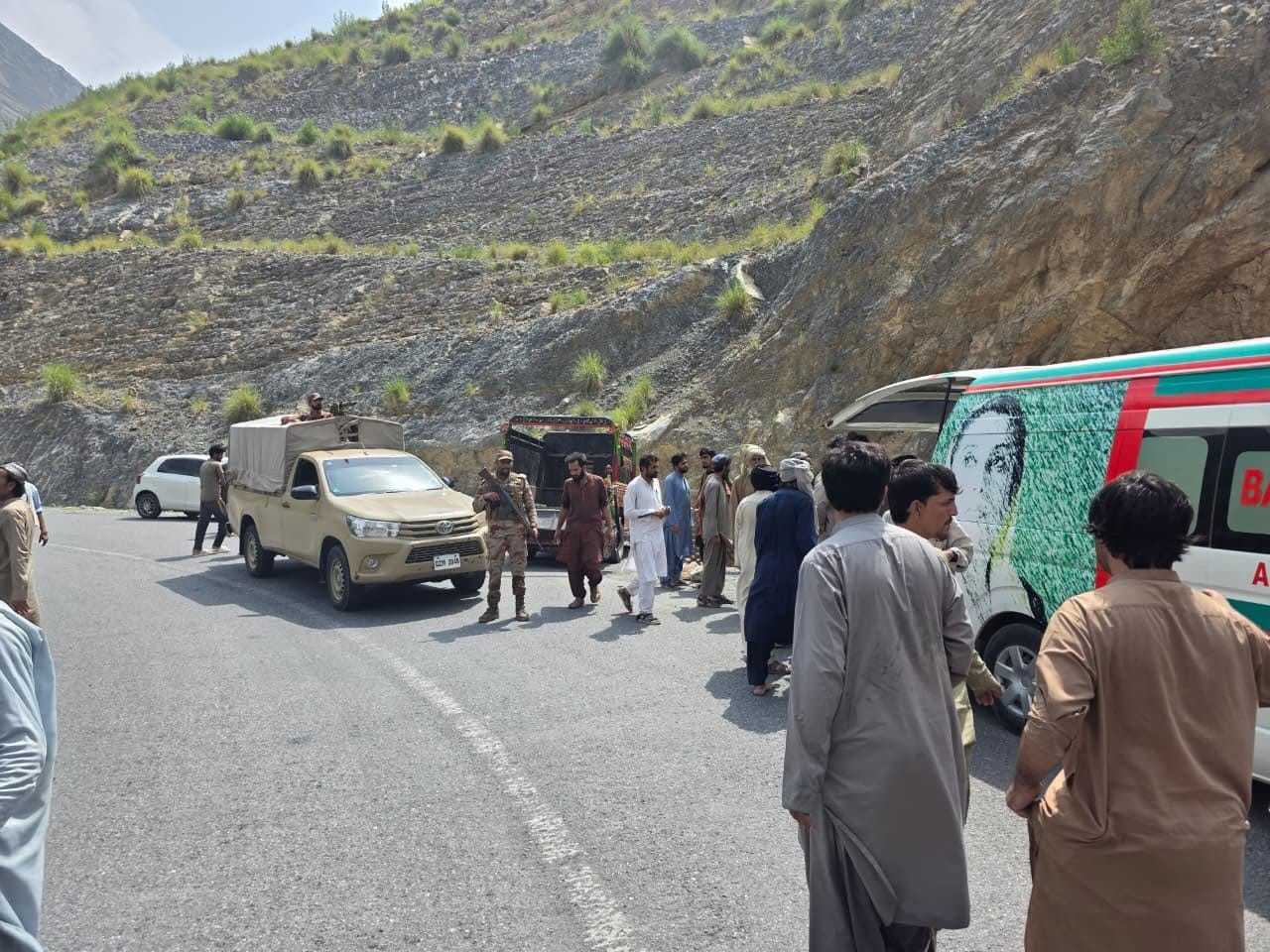Pakistan’da yolcu otobüsü dev çukura uçtu: 40 ölü