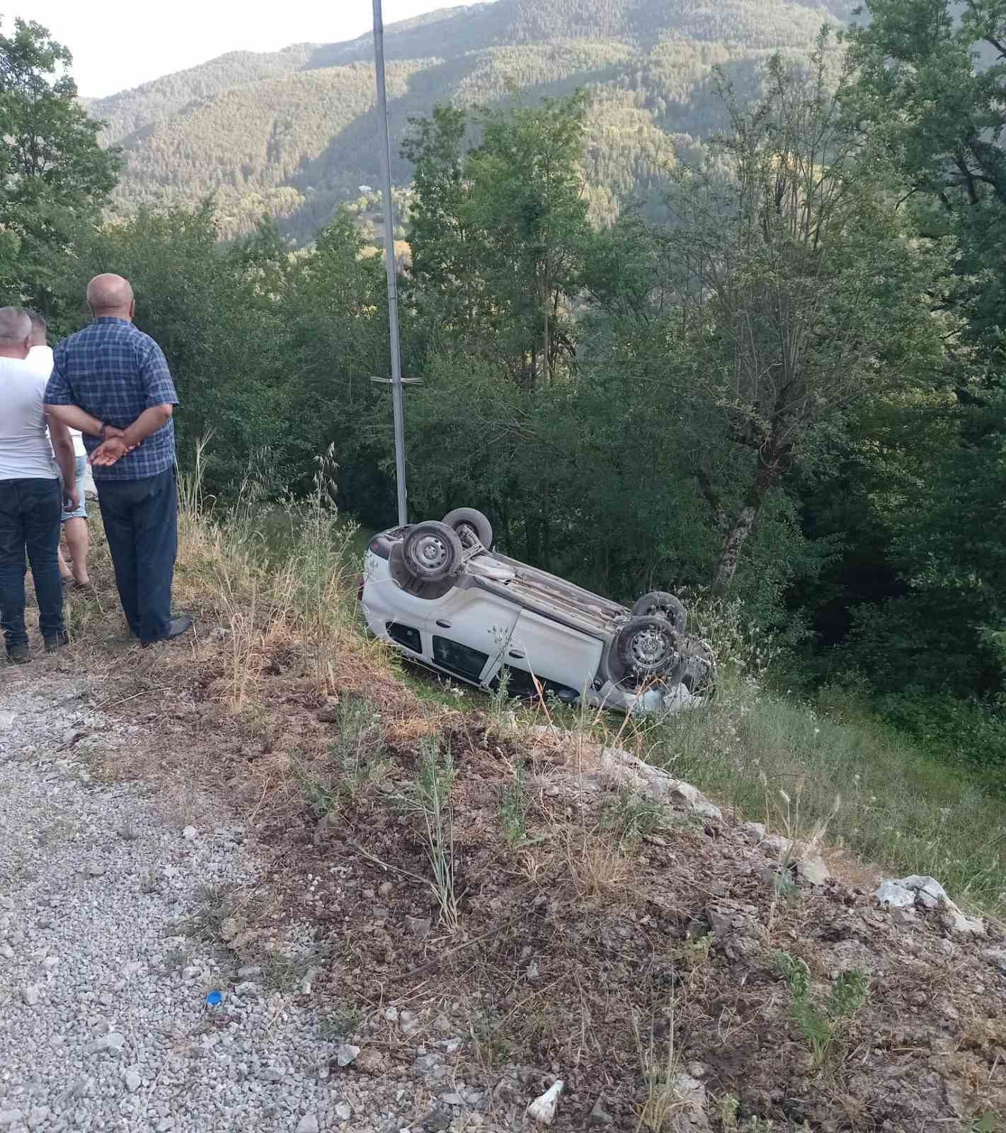 Kastamonu’da otomobil tarlaya yuvarlandı: 3 yaralı
