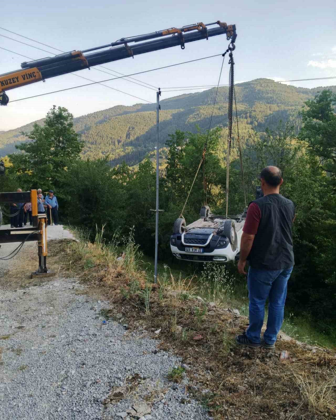 Kastamonu’da otomobil tarlaya yuvarlandı: 3 yaralı