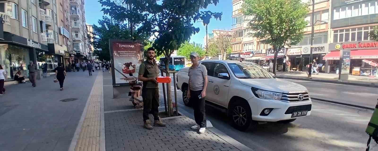 Şırıngayla beslediği yaralı kumru en yakın dostu oldu