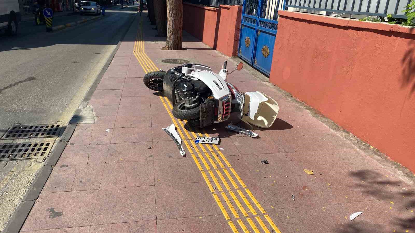 Otomobilin çarptığı motosiklet kaldırıma çıktı: 1 yaralı