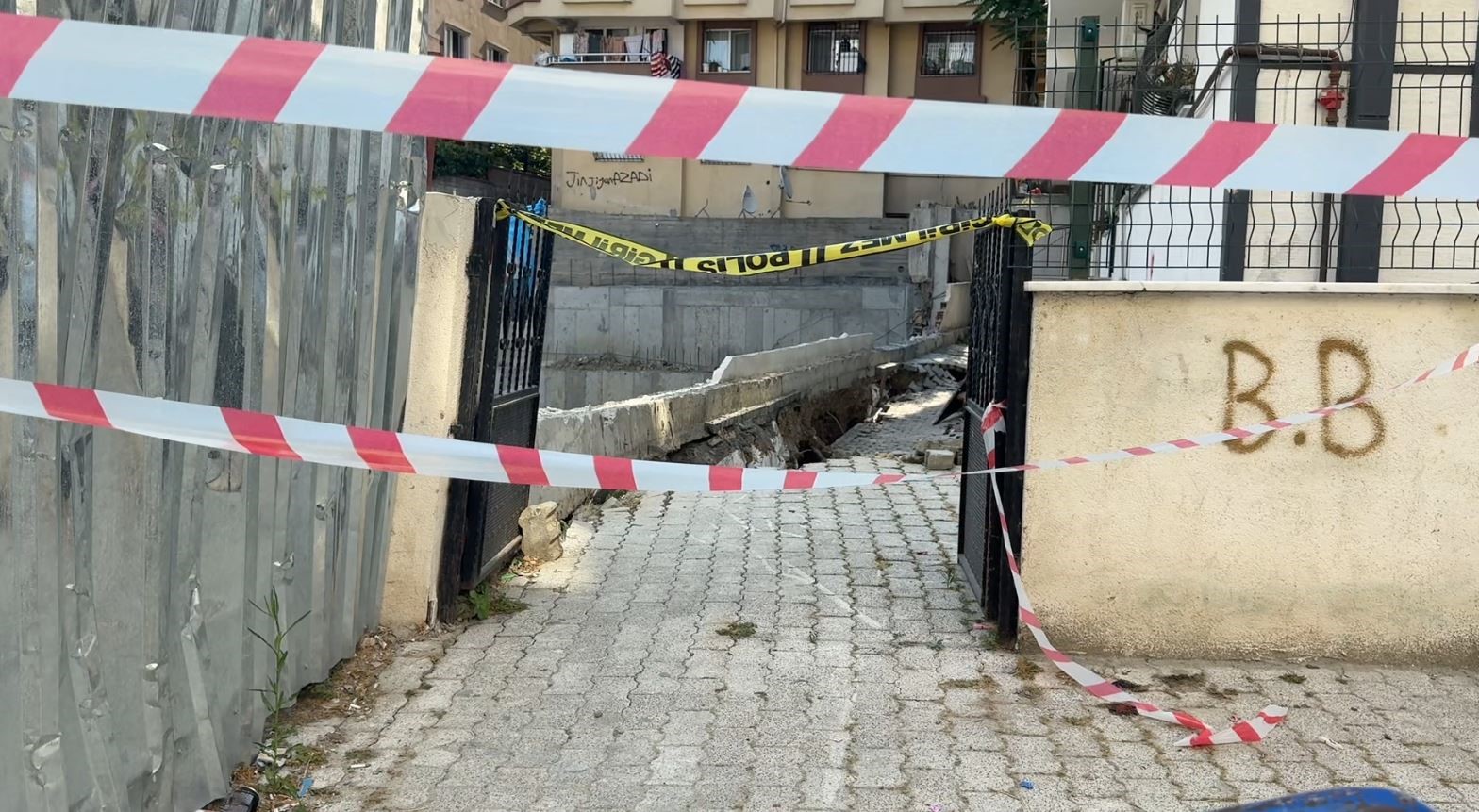 Küçükçekmece’de inşaat temelindeki göçük paniğe neden oldu