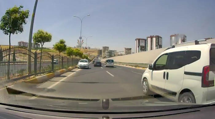 Şanlıurfa’da ters yönde ilerleyen sürücü kamerada