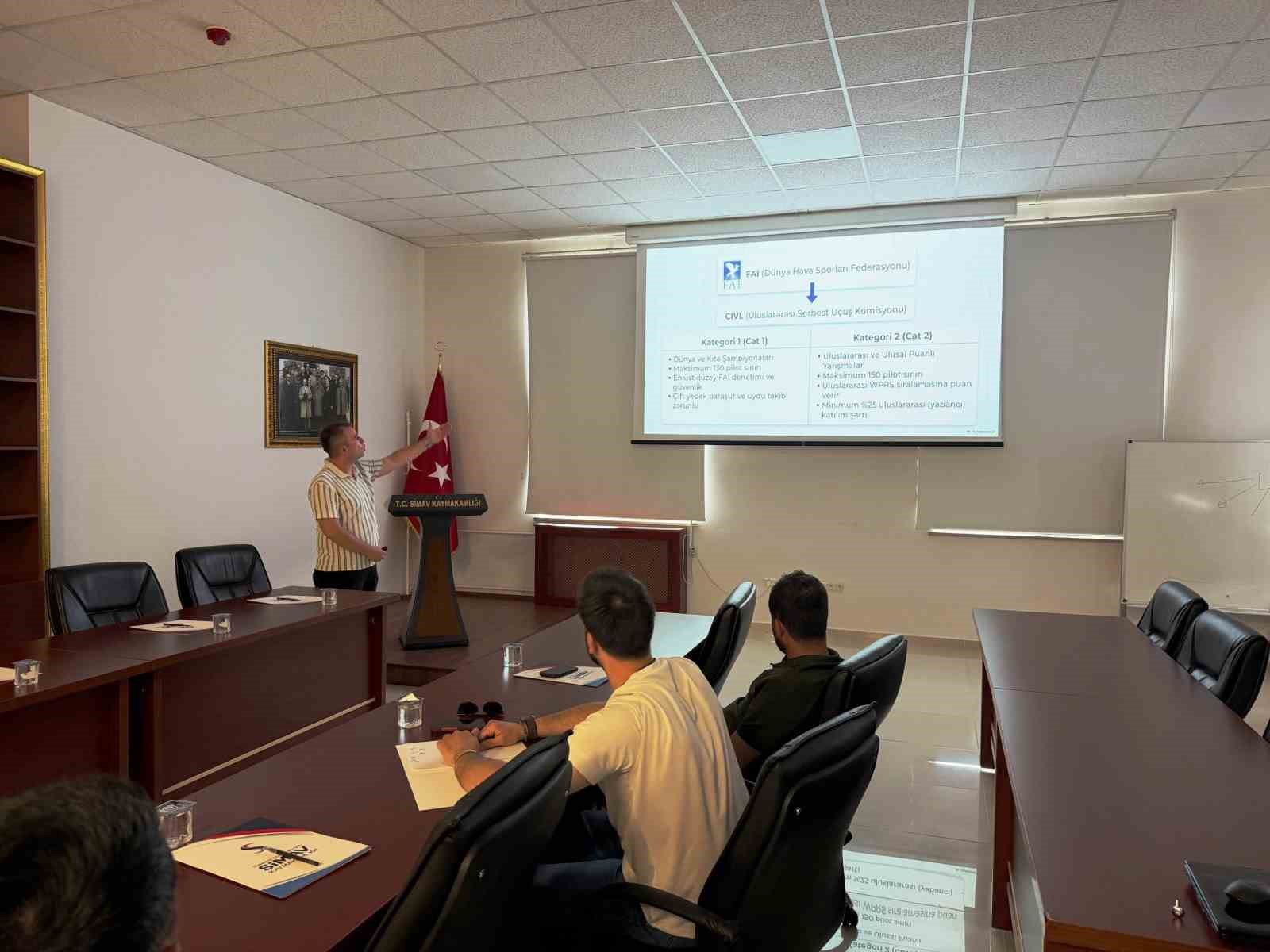 Simav’da Yeşilay Yamaç Paraşütü Mesafe Türkiye Şampiyonası hazırlık toplantısı gerçekleştirildi