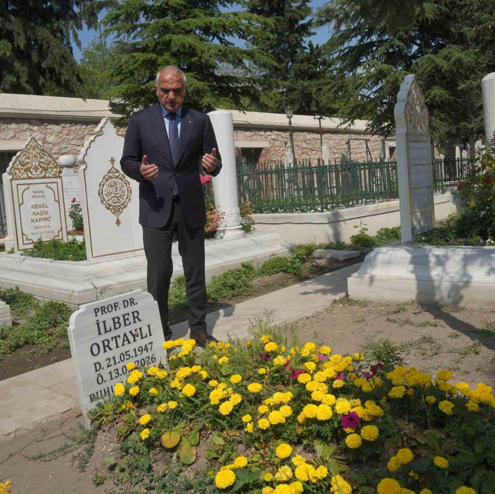 Bakan Ersoy’dan Fatih Külliyesi Haziresi’ne anlamlı ziyaret