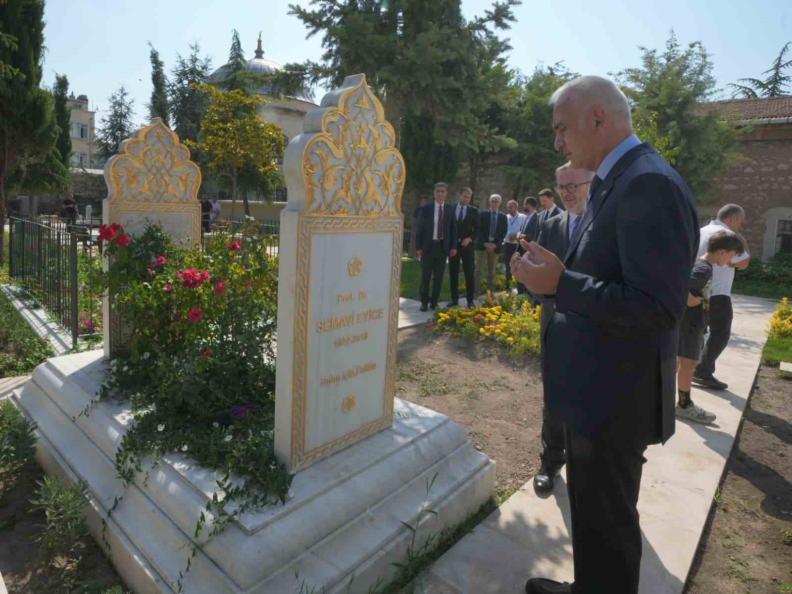 Bakan Ersoy’dan Fatih Külliyesi Haziresi’ne anlamlı ziyaret
