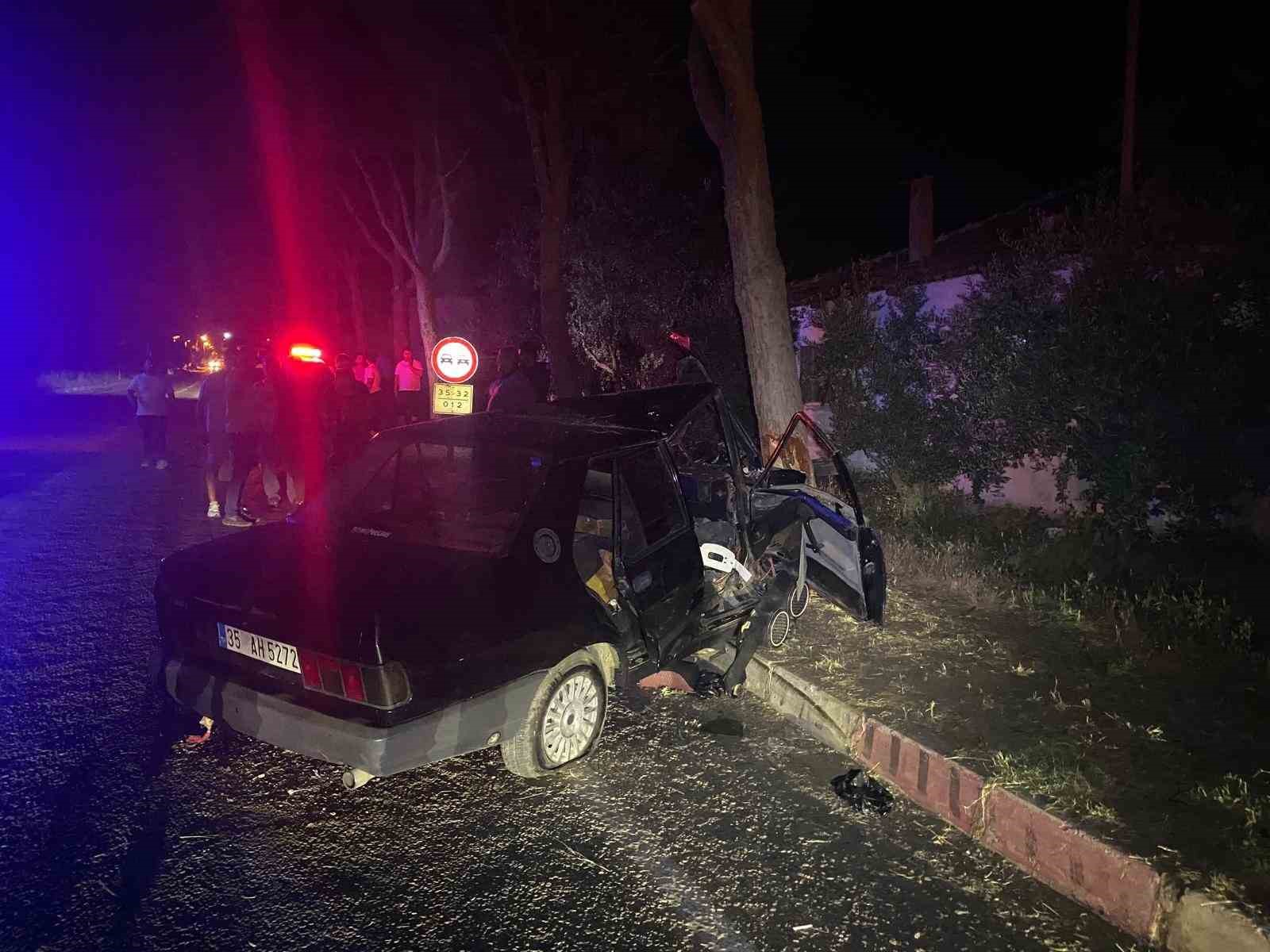 Sokak köpeğinden kaçmak isteyen otomobil ağaca çarptı: 1’i ağır 2 yaralı