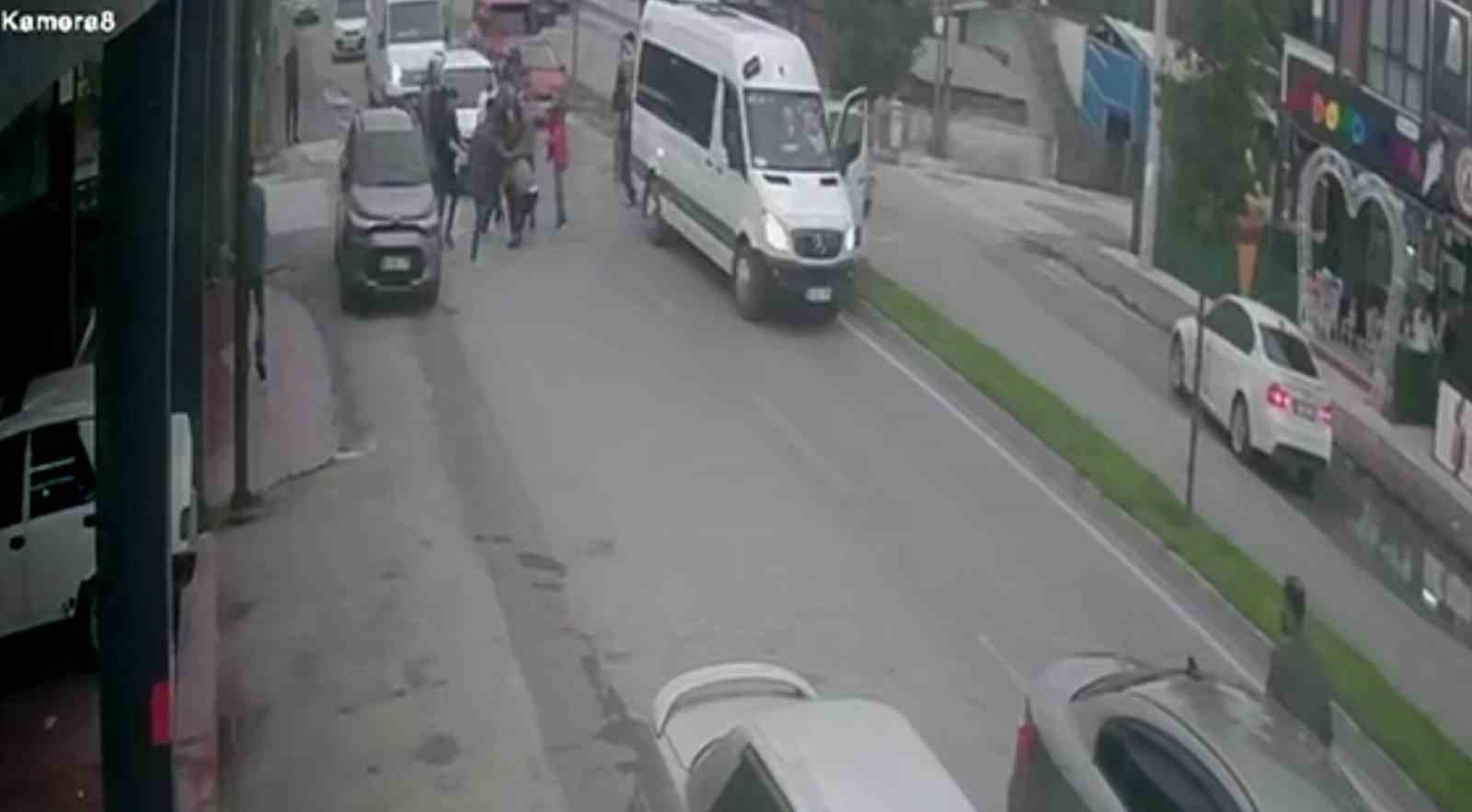 Trafik kazası sonrası çıkan kavgaya tazyikli su müdahalesi