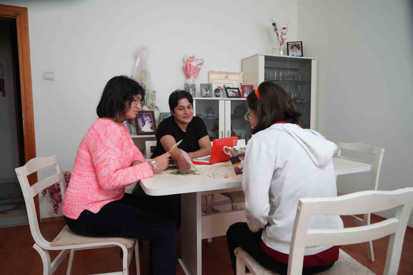 Koruyucu aile olup bir çocuğun hayatını değiştirdiler