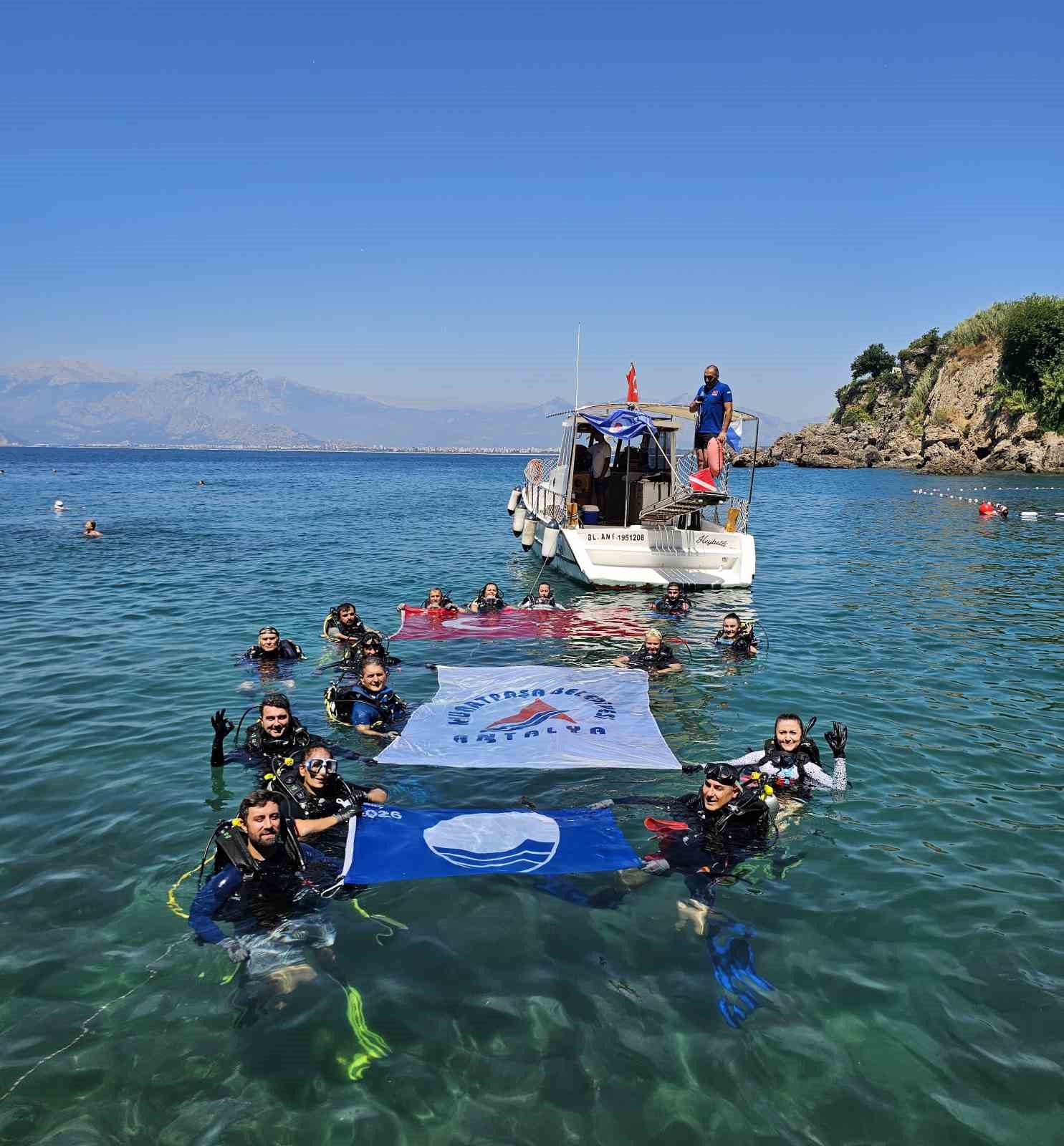 Antalya’da dip temizliğinde çok sayıda plastik ve teneke ambalaj atığı çıkarıldı