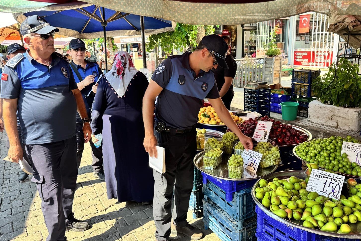 Efeler’deki pazarlarda etiket ve fiyat denetimi yapıldı