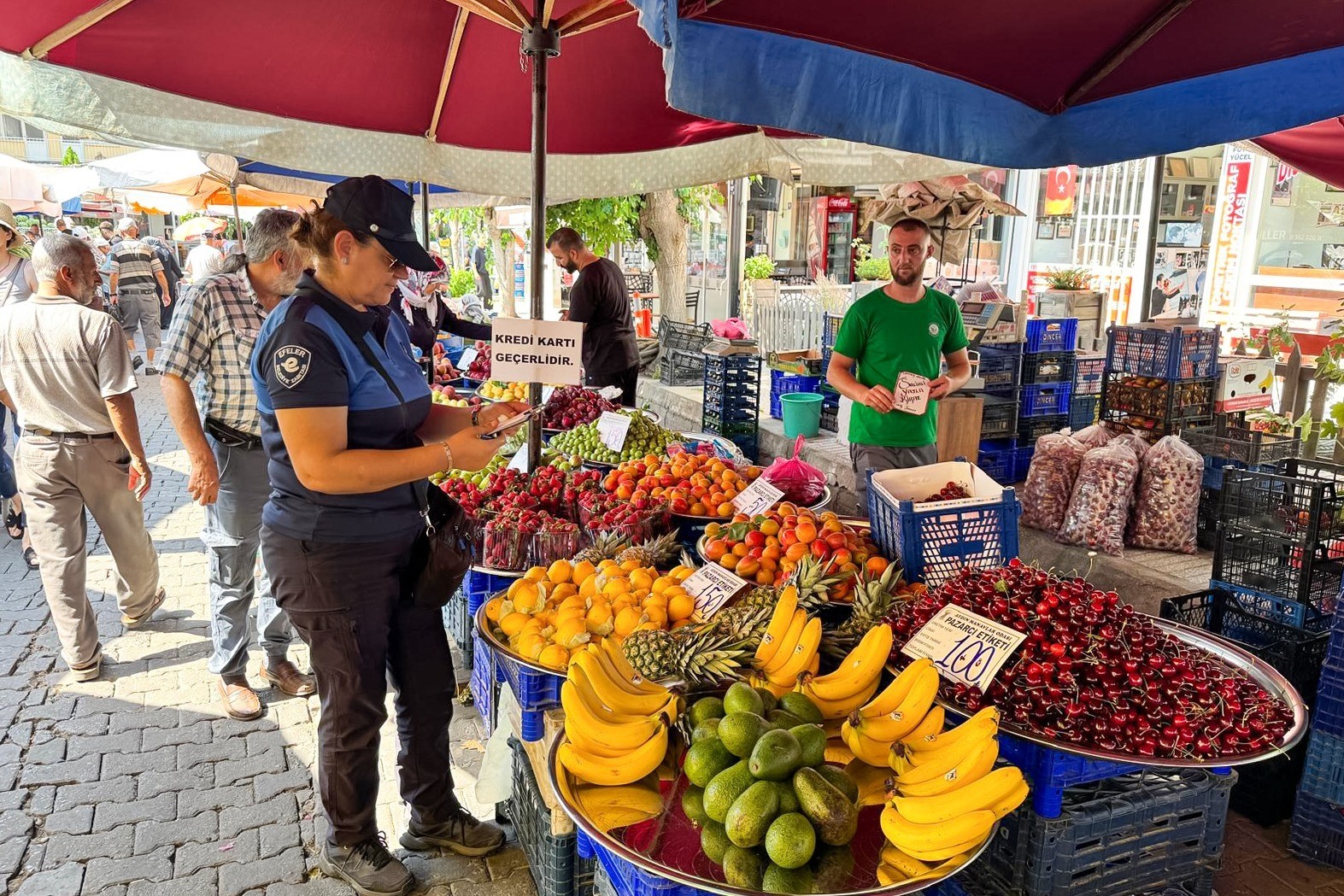 Efeler’deki pazarlarda etiket ve fiyat denetimi yapıldı