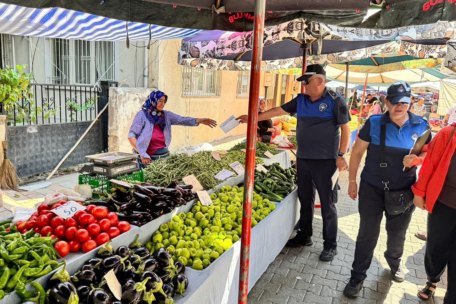 Efeler’deki pazarlarda etiket ve fiyat denetimi yapıldı