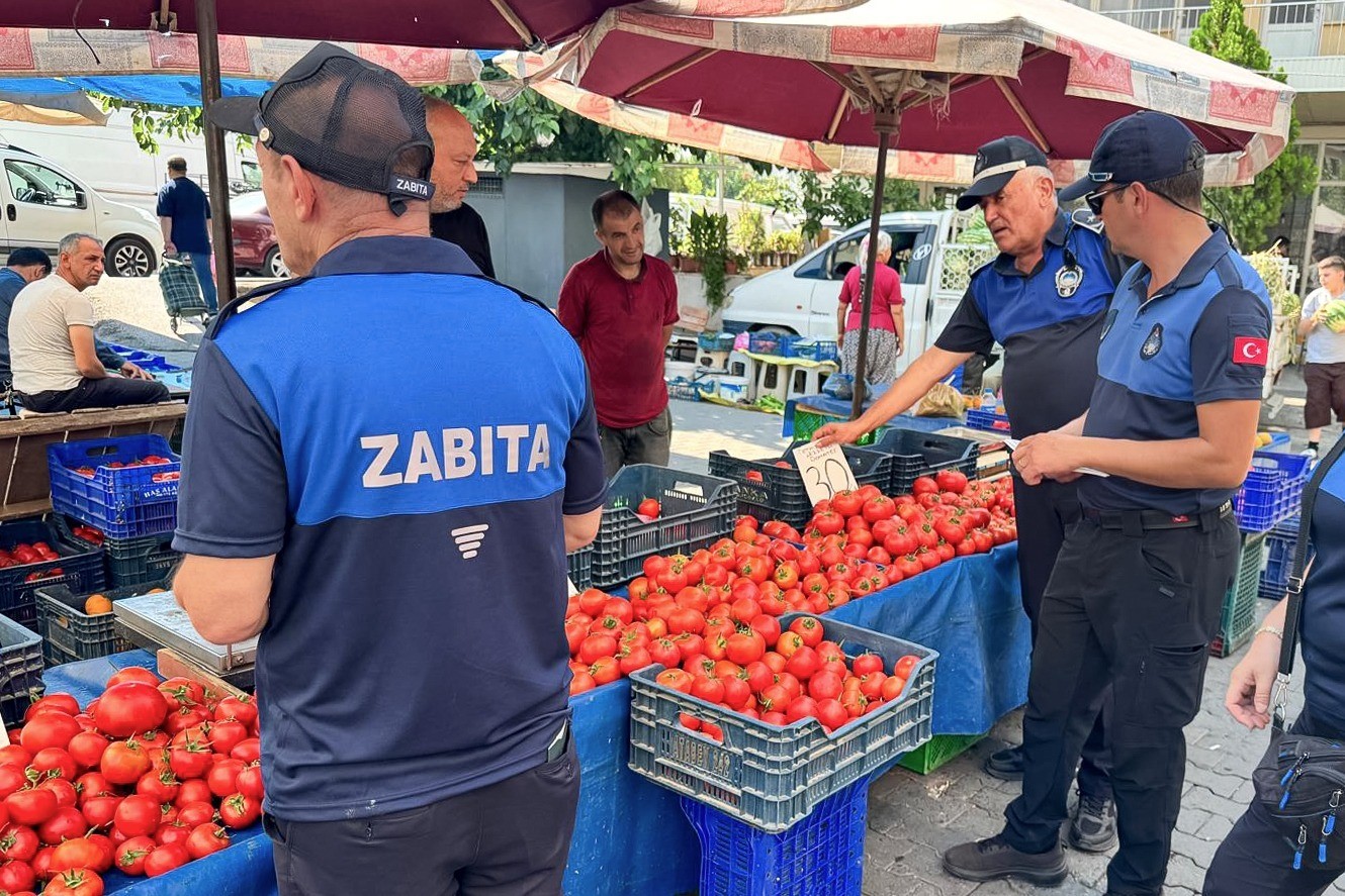 Efeler’deki pazarlarda etiket ve fiyat denetimi yapıldı