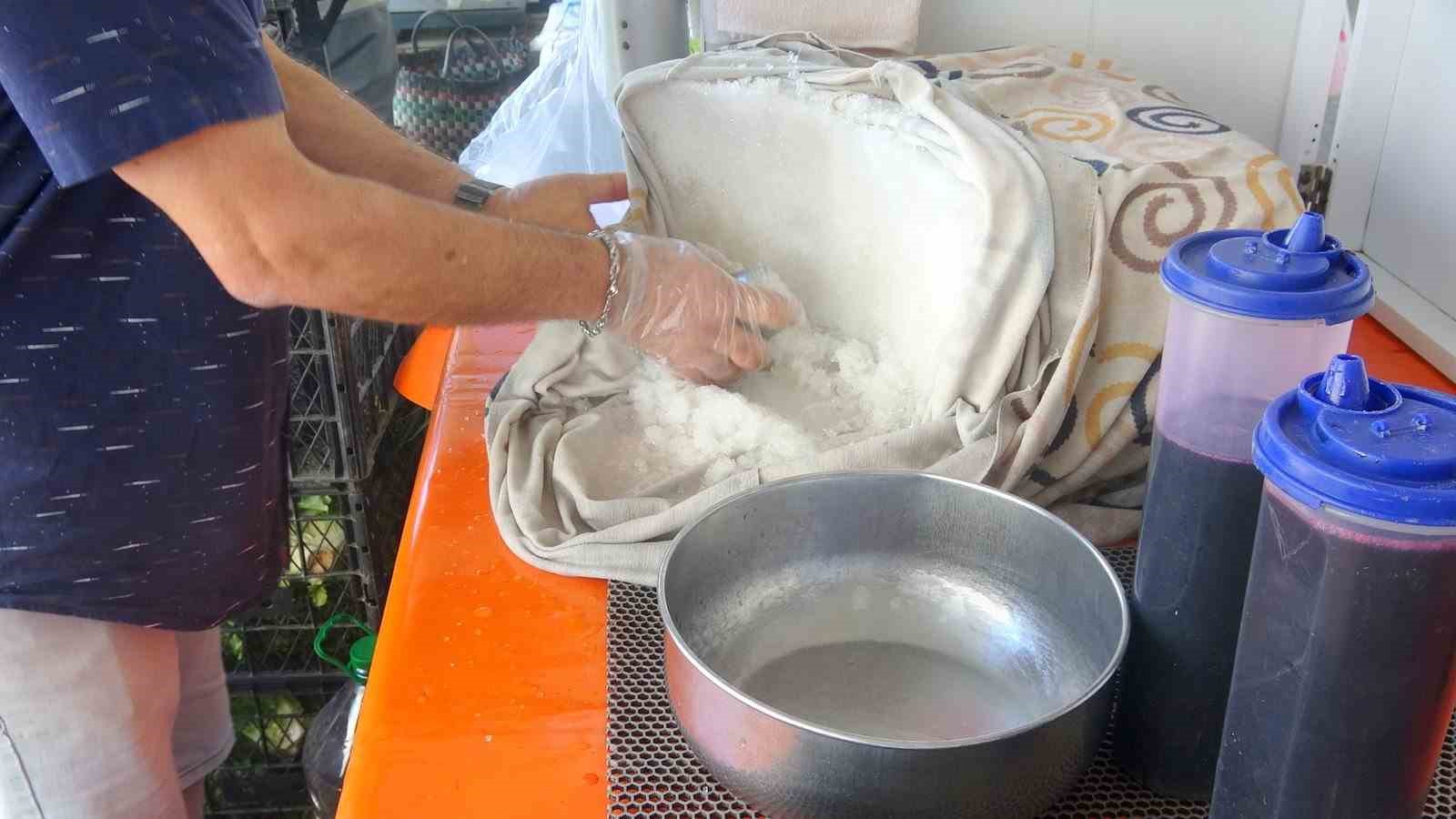 Muğla’da kavurucu sıcaklarda kar helvası ile serinliyorlar