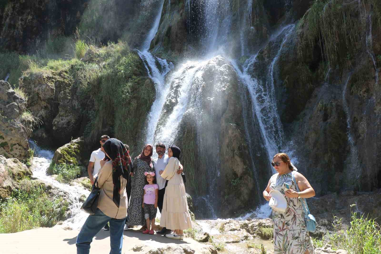 Avrupa’nın sıcağından kaçan gurbetçiler Girlevik’e akın etti