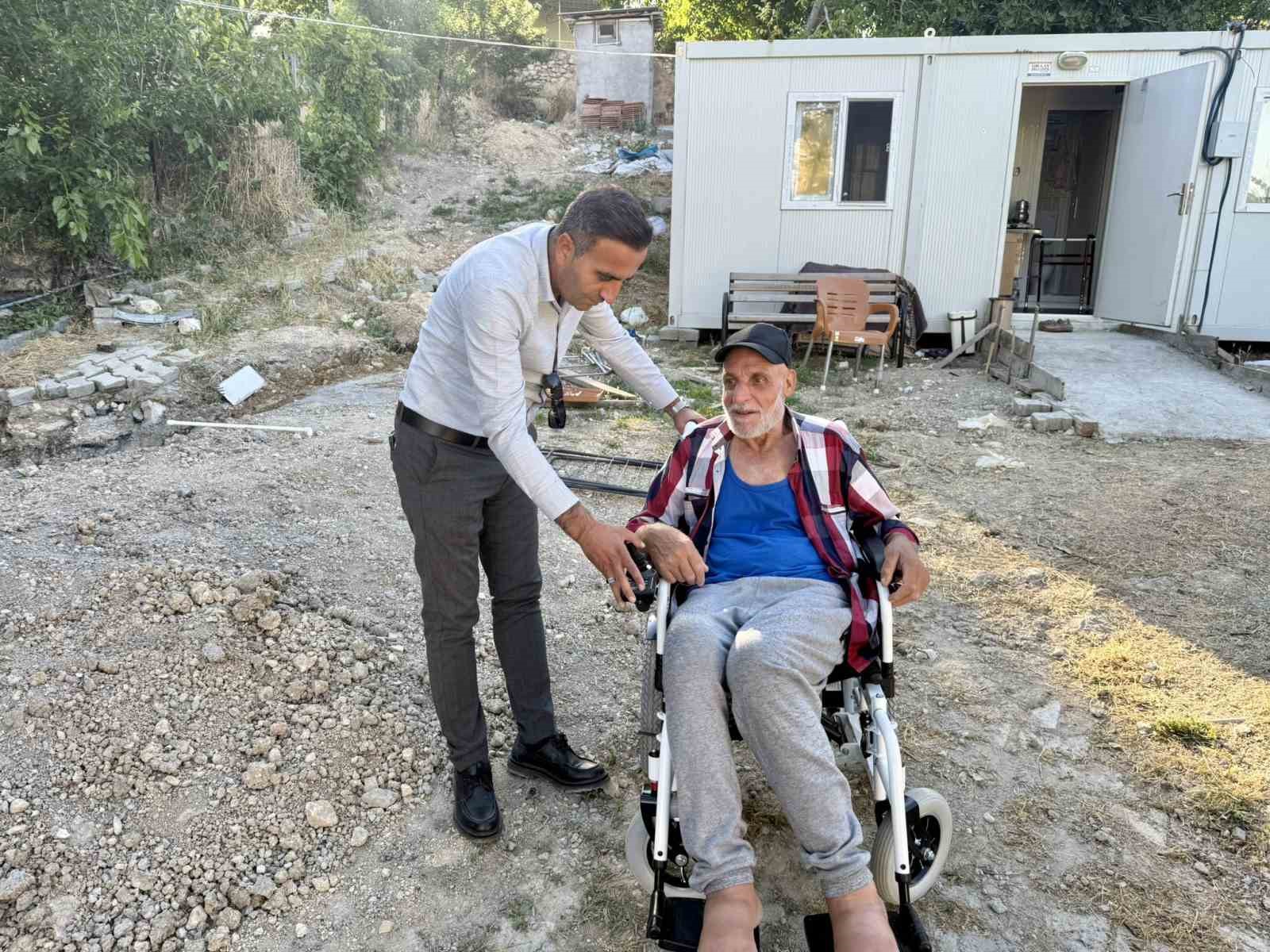 Başkan Ulutaş’tan engelli vatandaşa akülü araç desteği, çocuklara ziyaret