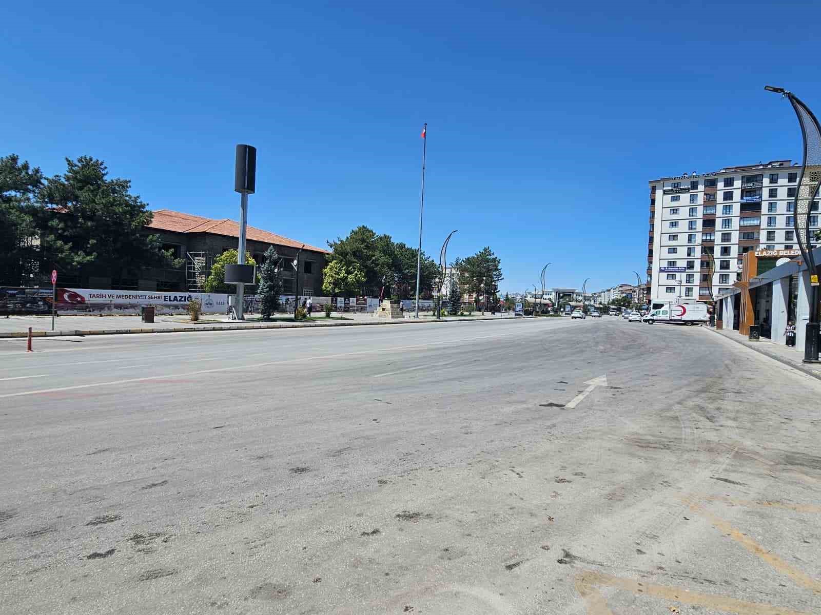 Elazığ’da kavurucu sıcaklardan dolayı cadde ve sokaklar boş kaldı