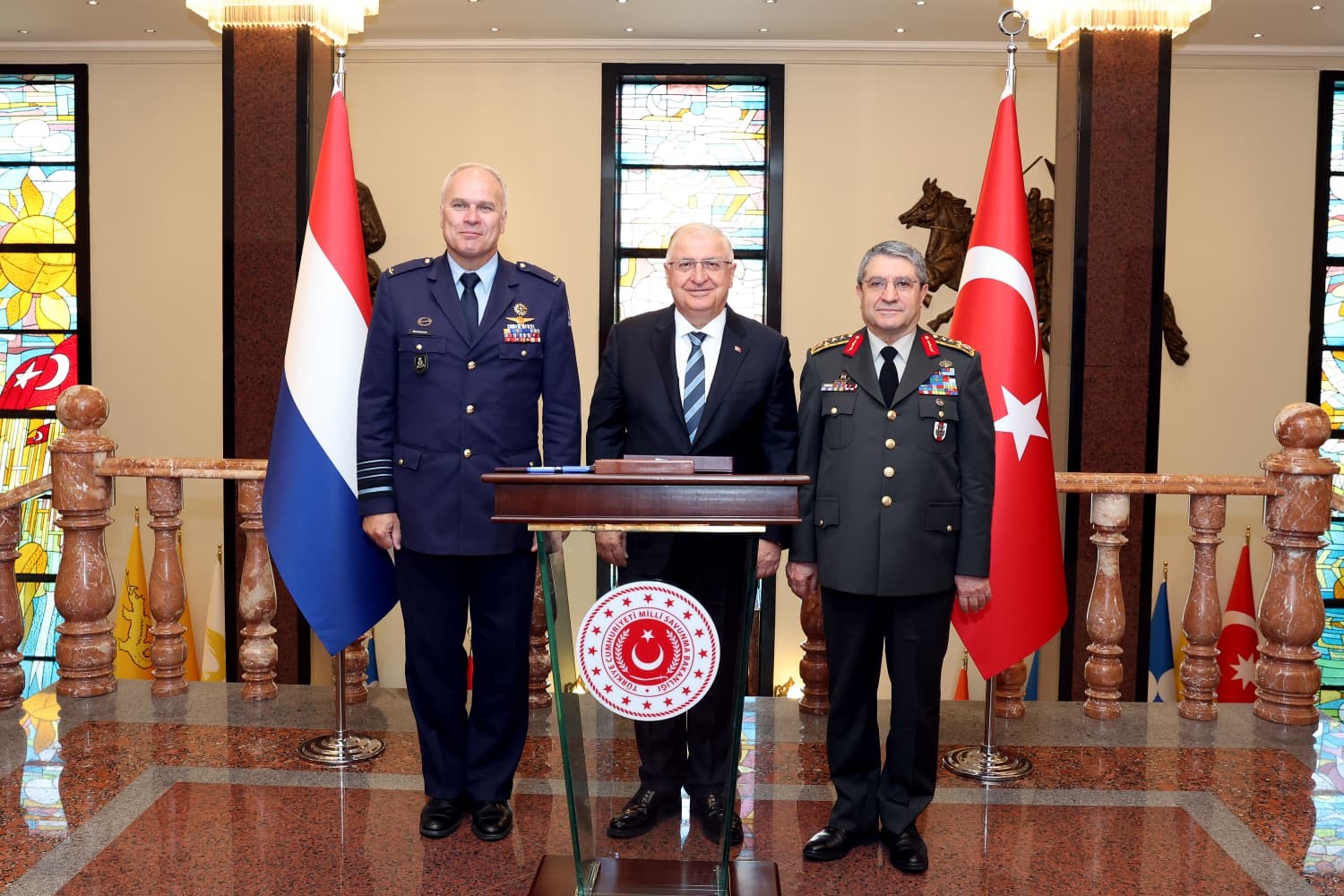 Bakan Güler, Hollanda Genelkurmay Başkanı Orgeneral Eichelsheim’i kabul etti
