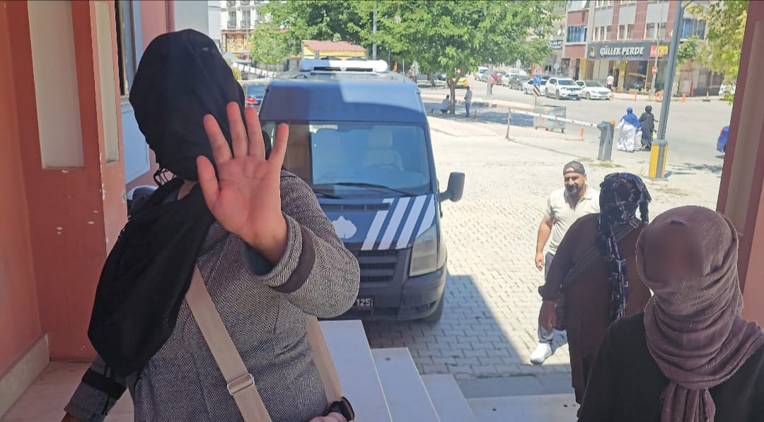 Elazığ’da dilenci şebekesine operasyon: Kameralara el salladılar