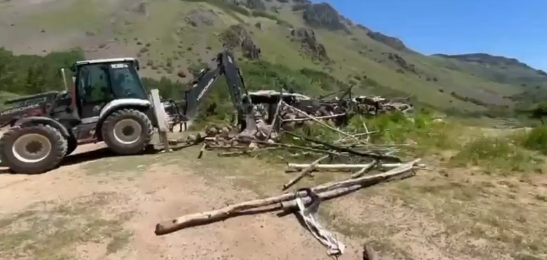 Nemrut Kalderası’ndaki kaçak yapılar yıkıldı