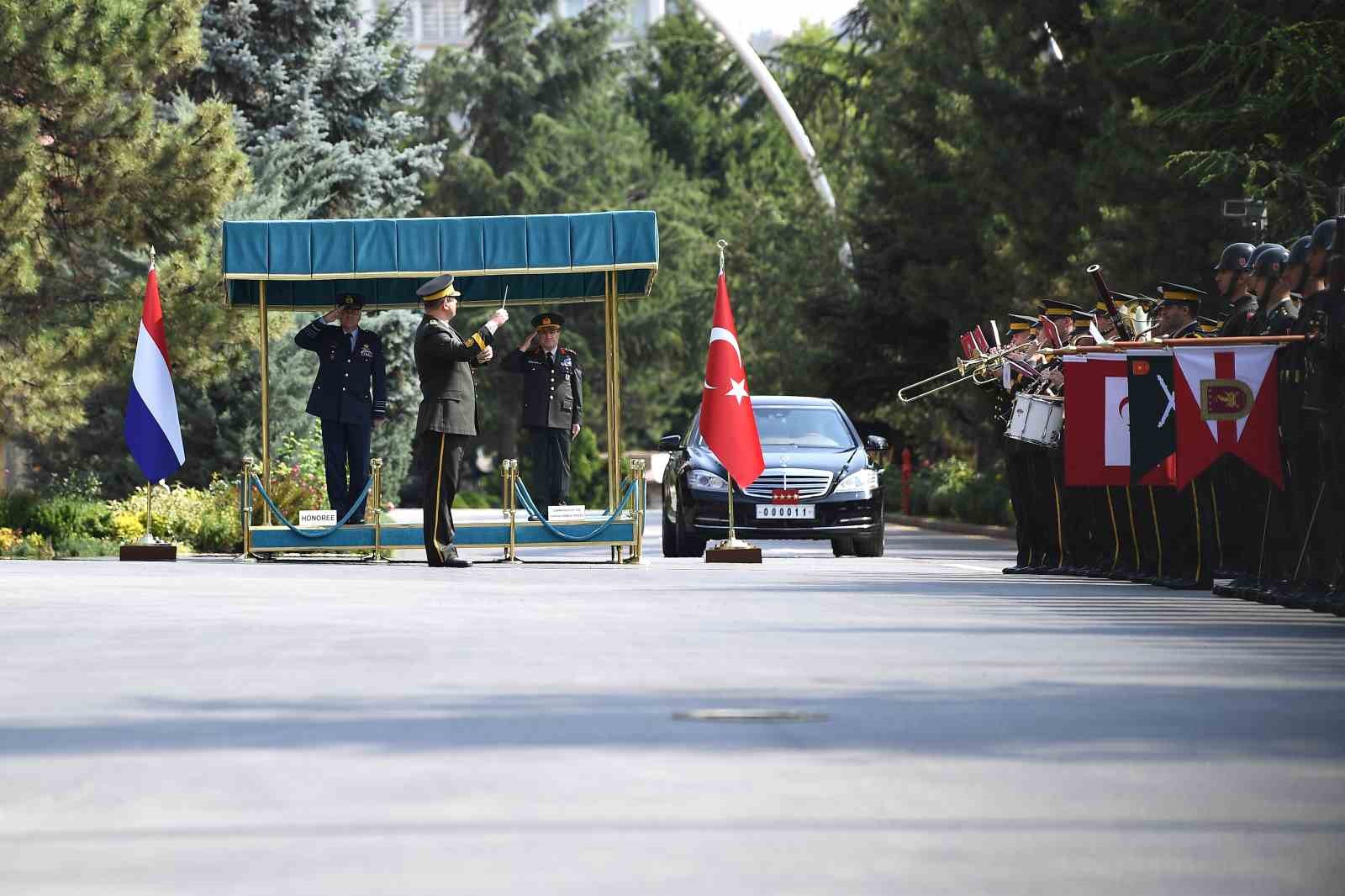 Genelkurmay Başkanı Orgeneral Bayraktaroğlu, Hollandalı mevkidaşı Eichelsheim ile görüştü