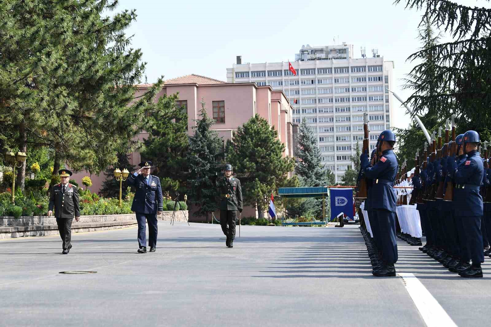 Genelkurmay Başkanı Orgeneral Bayraktaroğlu, Hollandalı mevkidaşı Eichelsheim ile görüştü