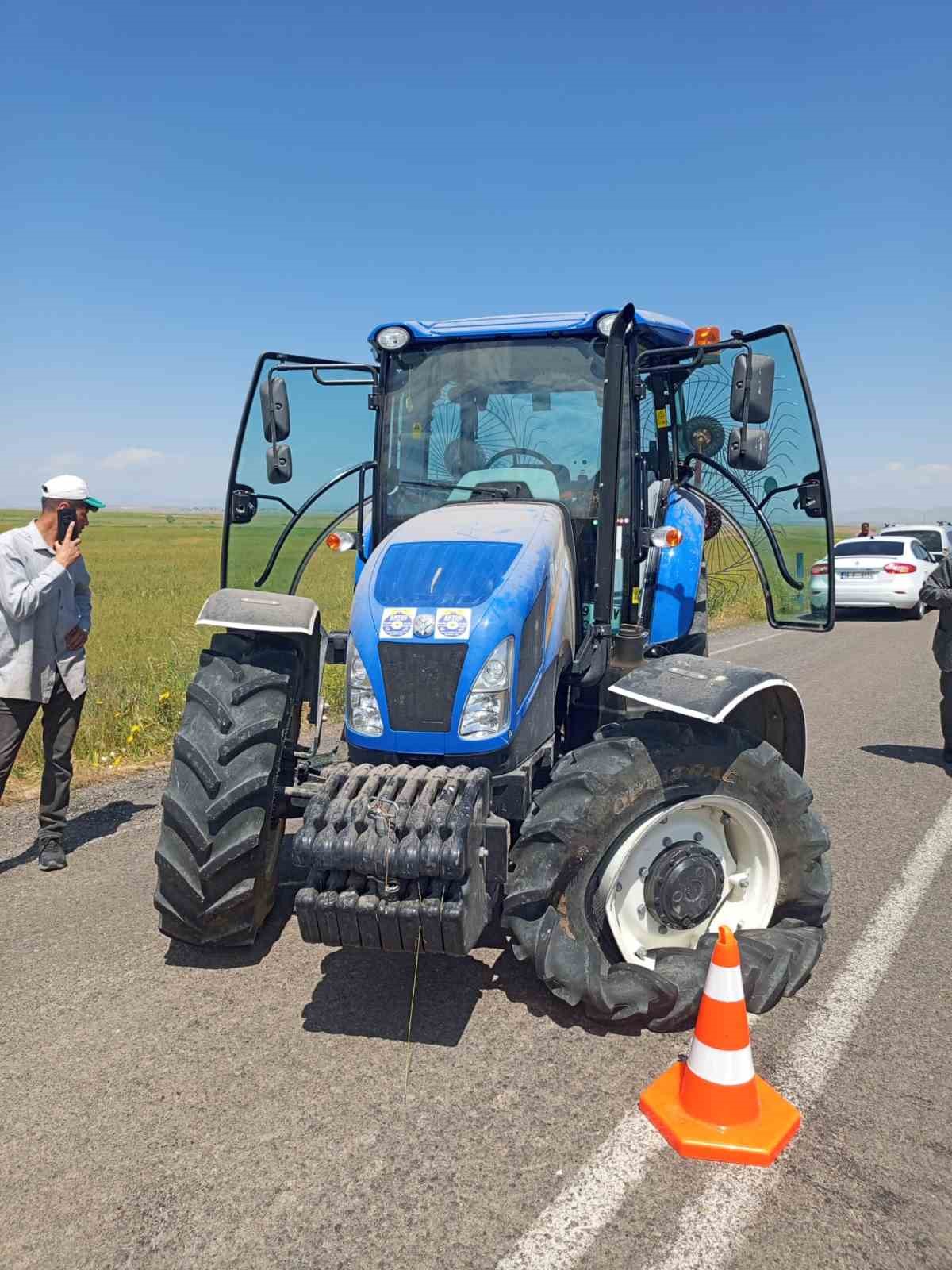 Malazgirt’te kamyonet traktörle çarpıştı: 2 yaralı