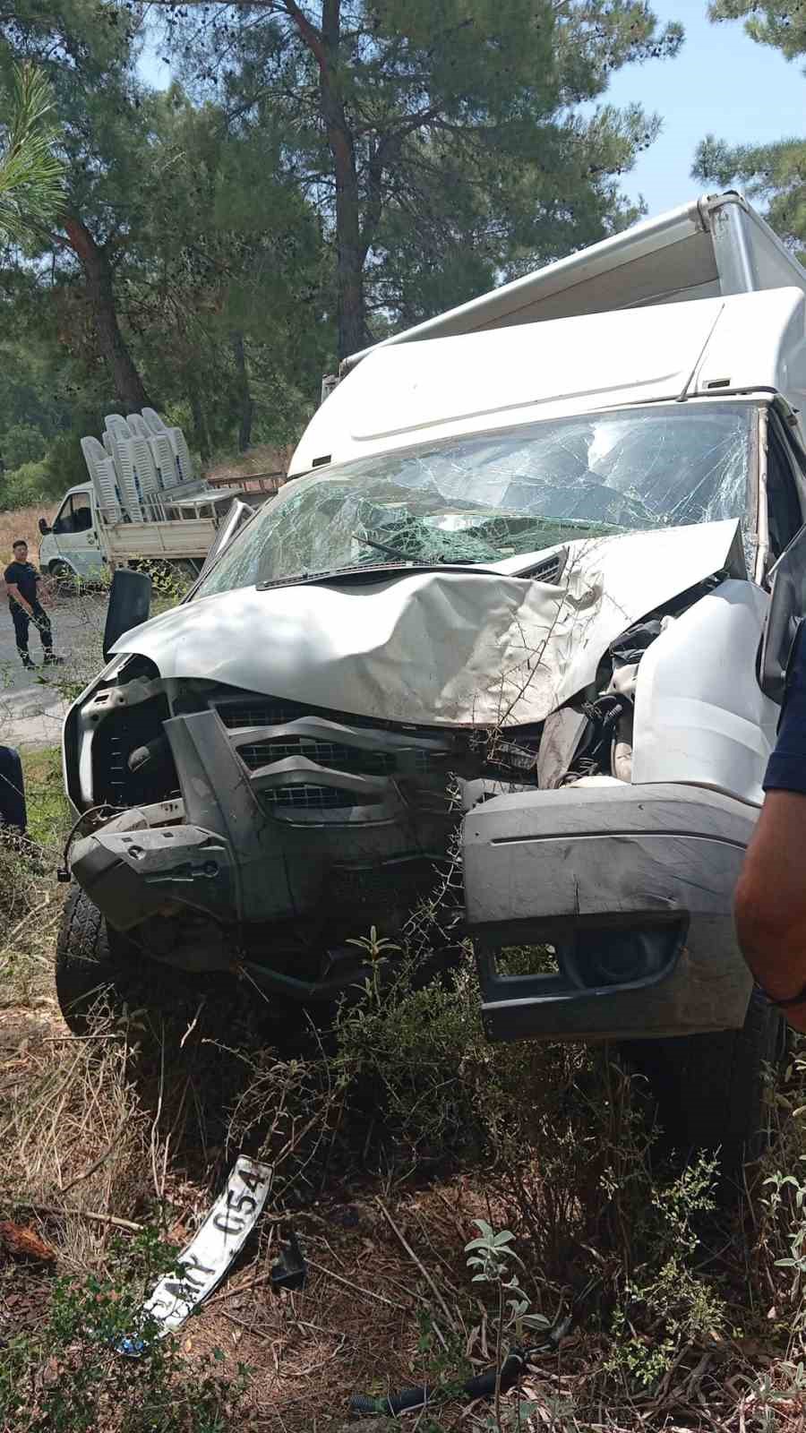 Alanya’da kamyonet ağaca çarptı: 1 ölü, 1 ağır yaralı