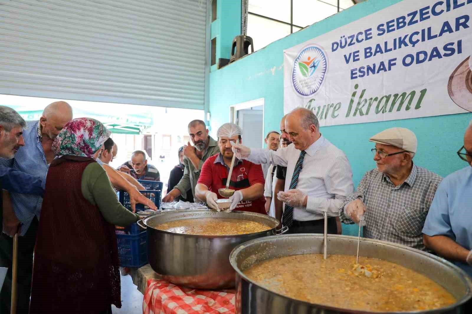 Pazar yerinde aşure ikramı gönülleri buluşturdu