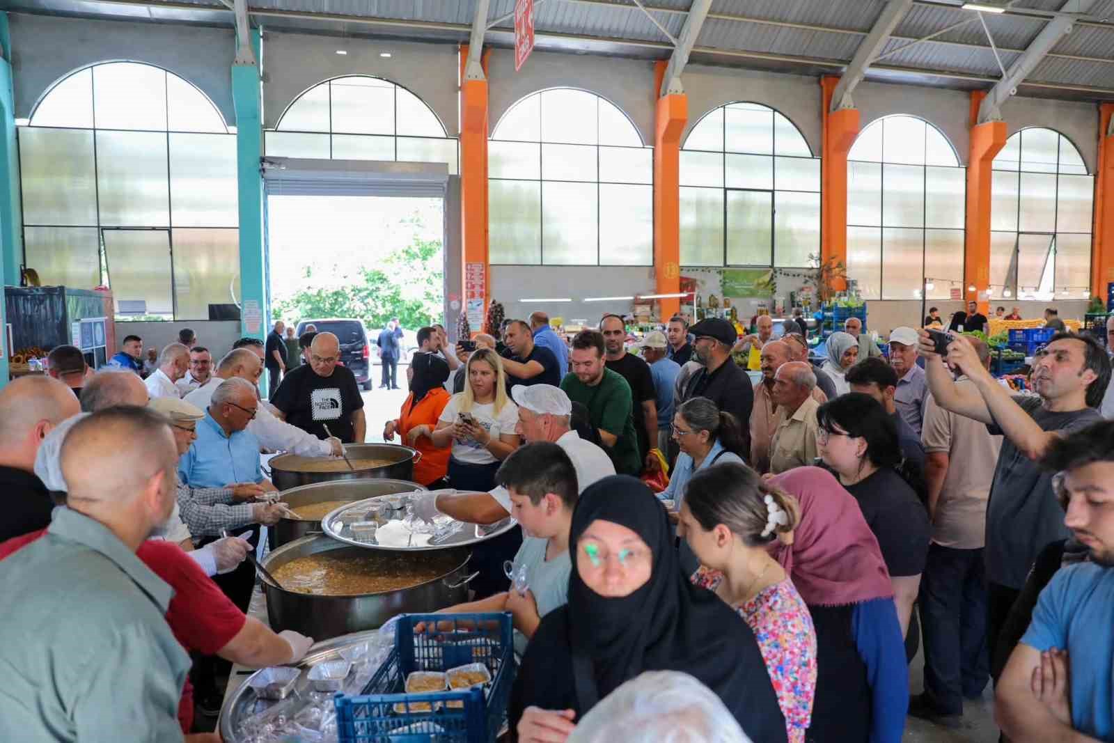Pazar yerinde aşure ikramı gönülleri buluşturdu