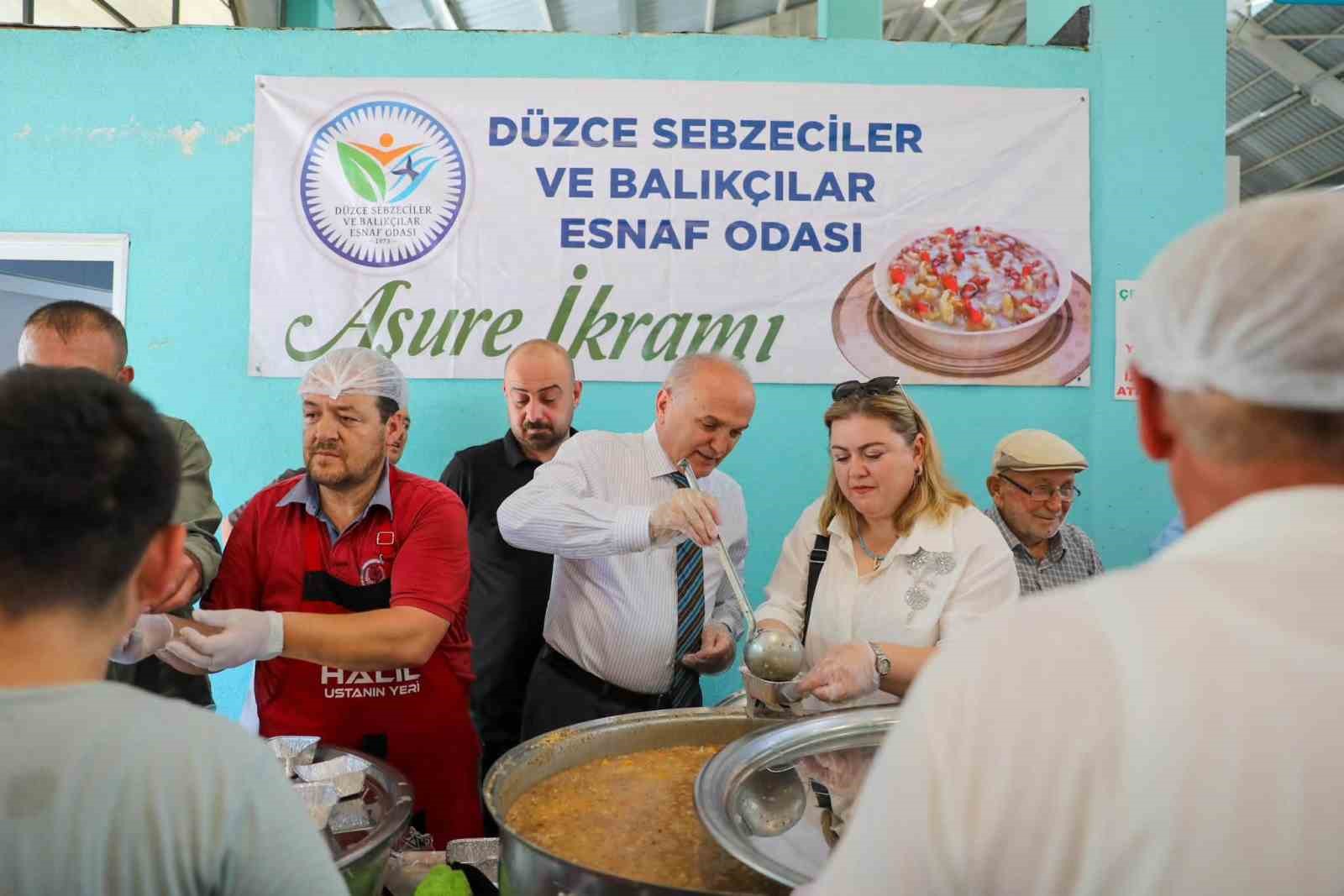 Pazar yerinde aşure ikramı gönülleri buluşturdu