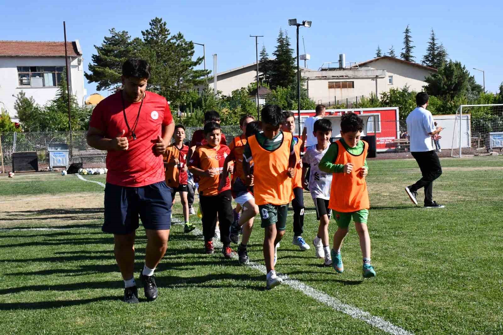 Karaman’da İl Özel İdaresi’nin ücretsiz yaz futbol kursu başladı