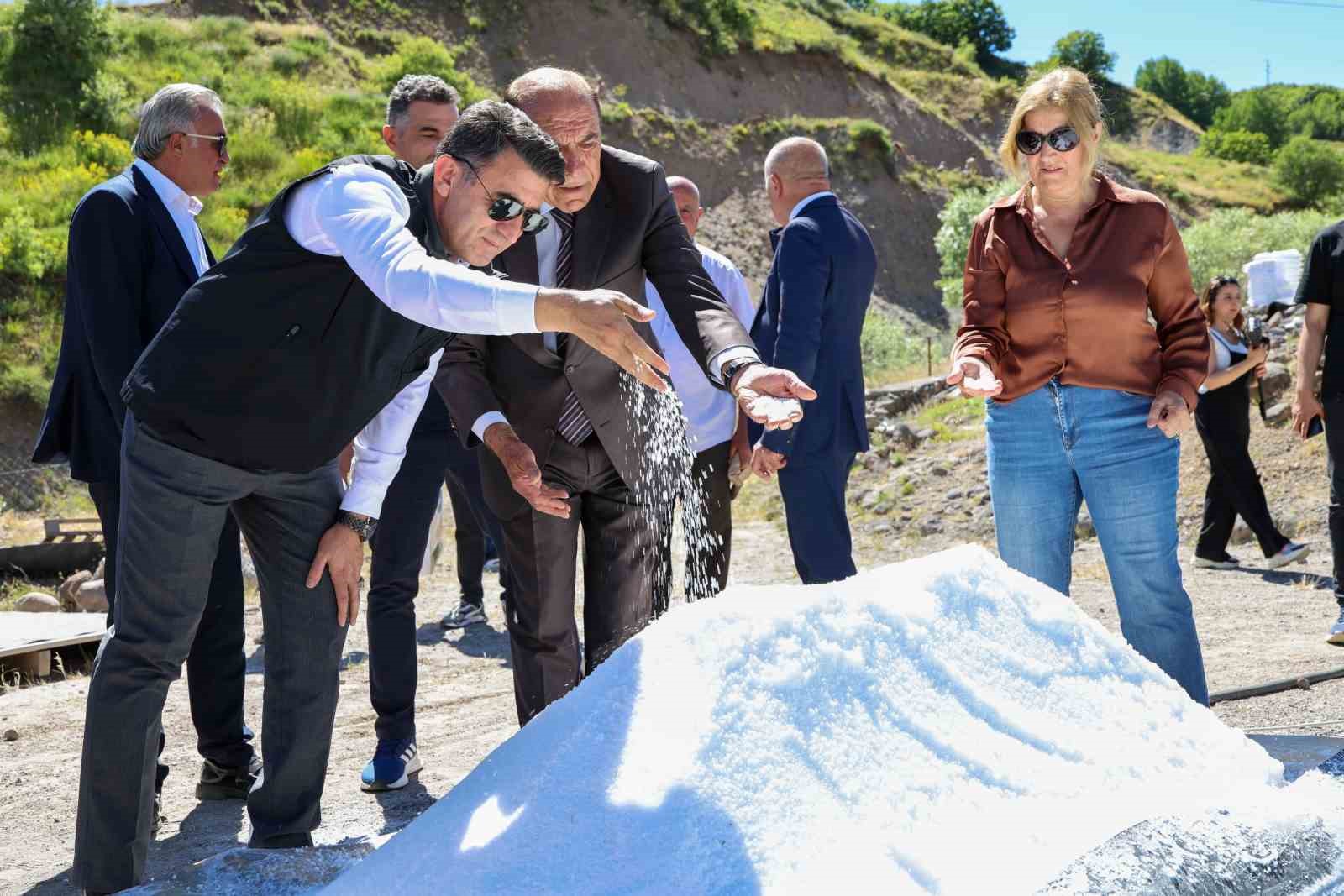 Vali Aygöl, tescilli Pülümür tuzunun üretimine kürek sallayarak eşlik etti