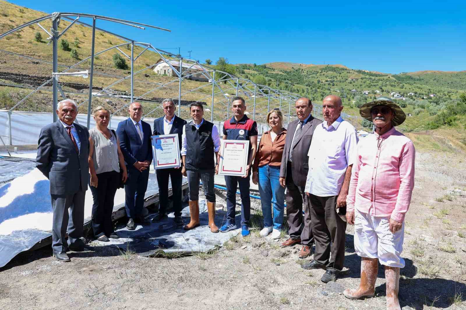Vali Aygöl, tescilli Pülümür tuzunun üretimine kürek sallayarak eşlik etti