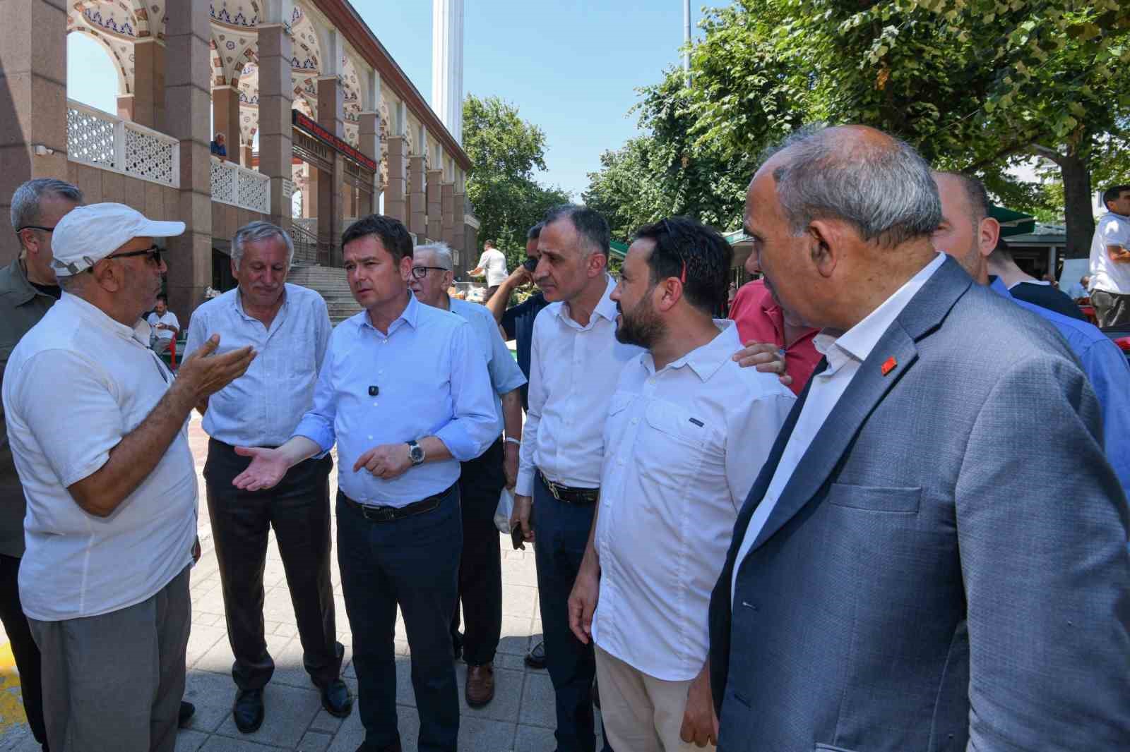 Başkan Aydın vatandaşlarla sahada omuz omuza